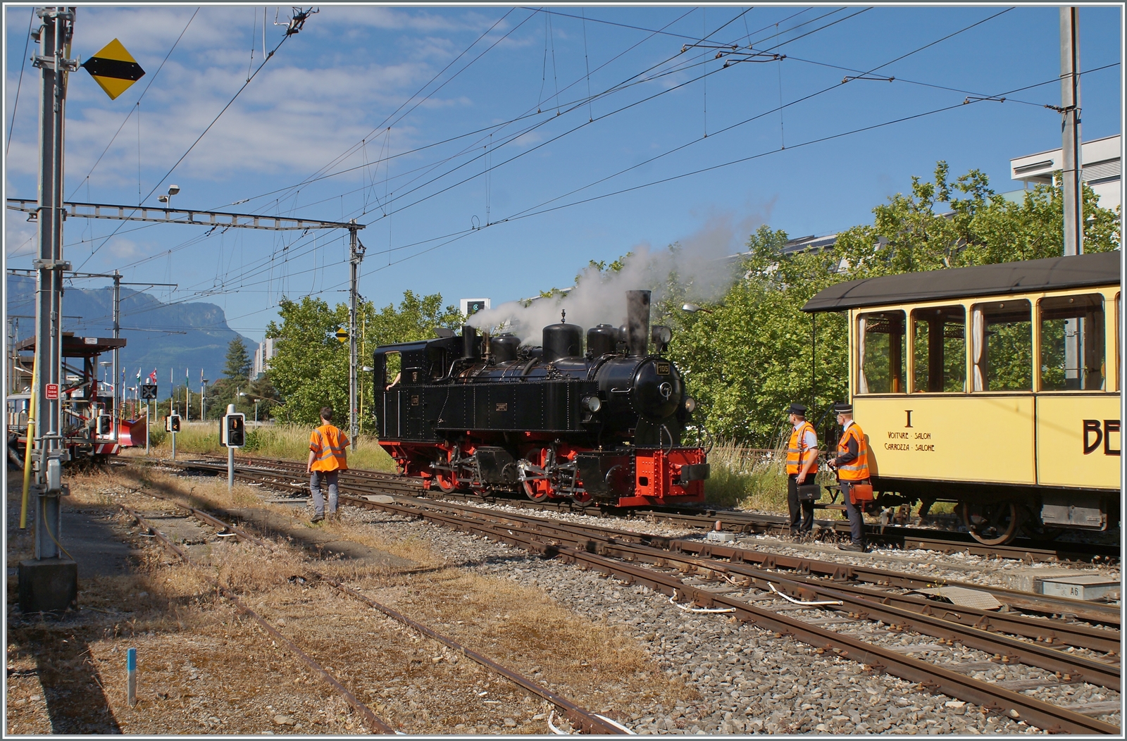 Die SEG G 2x 2/2 105 der Blonay-Chamby Bahn manöveariert in Vevey ihren Riviera Belle Epoque Zug für die Fahrt nach Chaulin. 

29. Mai 2022