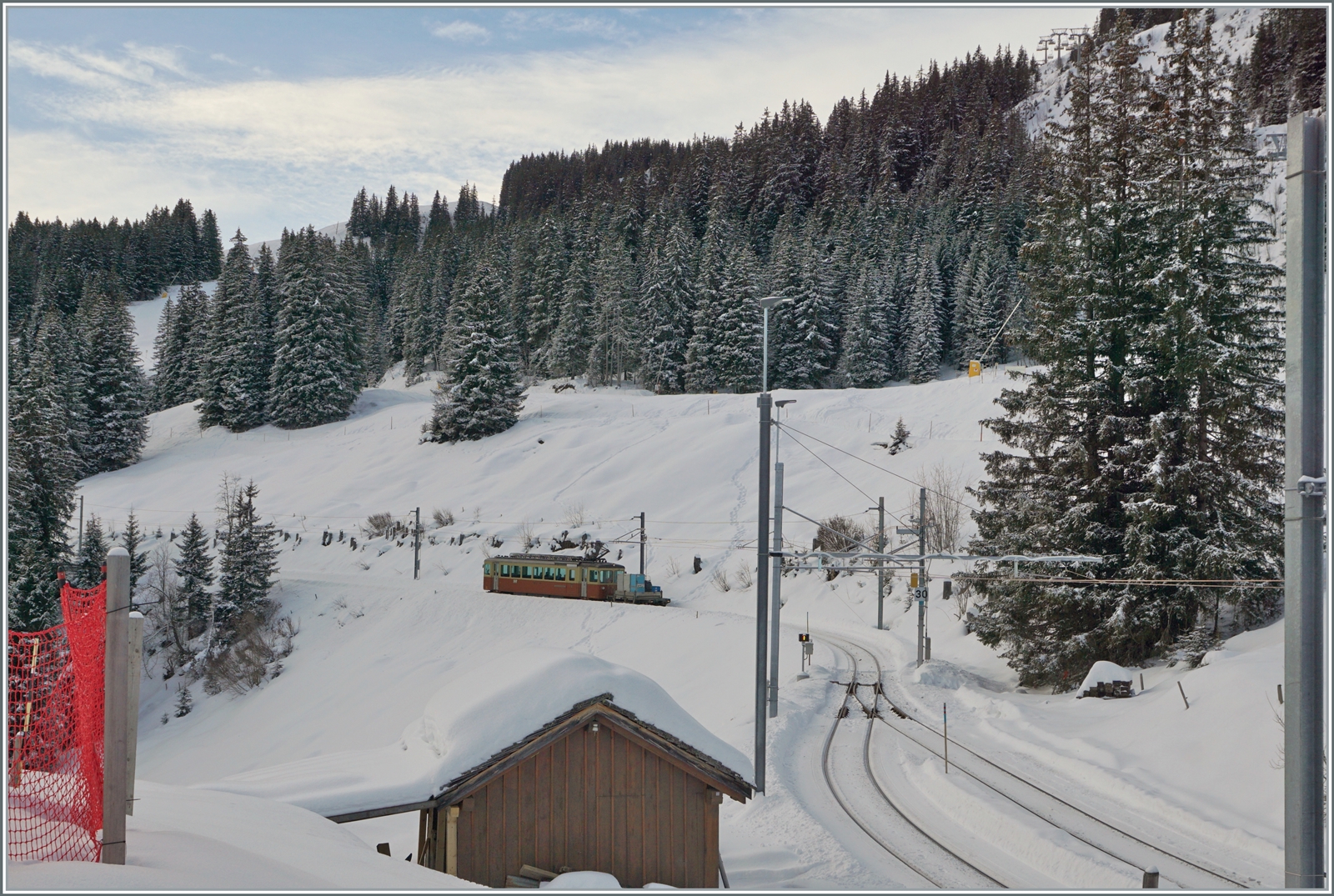 Dieses Bild zeigt einerseits einen von Mürren nach Grütschalp fahrenden Regionalzug R 66 mit Vorstellwagen, sowie die angepasste Bahnhofsausfahrt von Winteregg.

16. Jan. 2024

