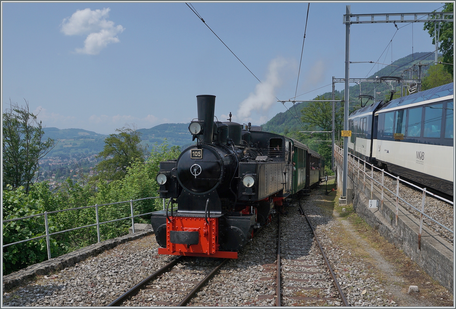 Durch die geringe Grösse des Bahnhofs Chamby und des Betriebsgeschehen ein eher seltenes Ereignis: Paralleleinfahrt des MOB GoldenPass Panoramic 2221 und dem Blonay-Chamby Dampfzug mit der SEG G 2x 2/2 105.

28. Mai 2023