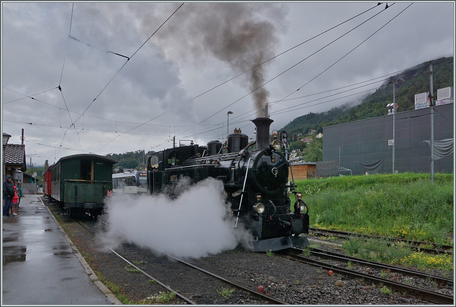 Durch das  schlechte Wetter  entfalten Rauch und Dampf ein reizvoller Stimmung als bei blauen Himmel, somit lohnt es sich auch  oder gerade besonders, auch bei  schlechtem Wetter  zu fotografieren. 
Die BFD HG 3/4 N° 3 der Blonay Chamby Bahn umfährt ihren Zug, um ihn dann nach Chaulin zu fahren.

6. Juli 2024