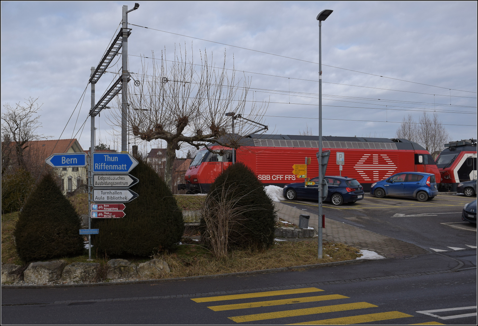 Durchaus eine Besonderheit ist Re 460 014 'Val de Trient' in Schwarzenburg. Januar 2026.