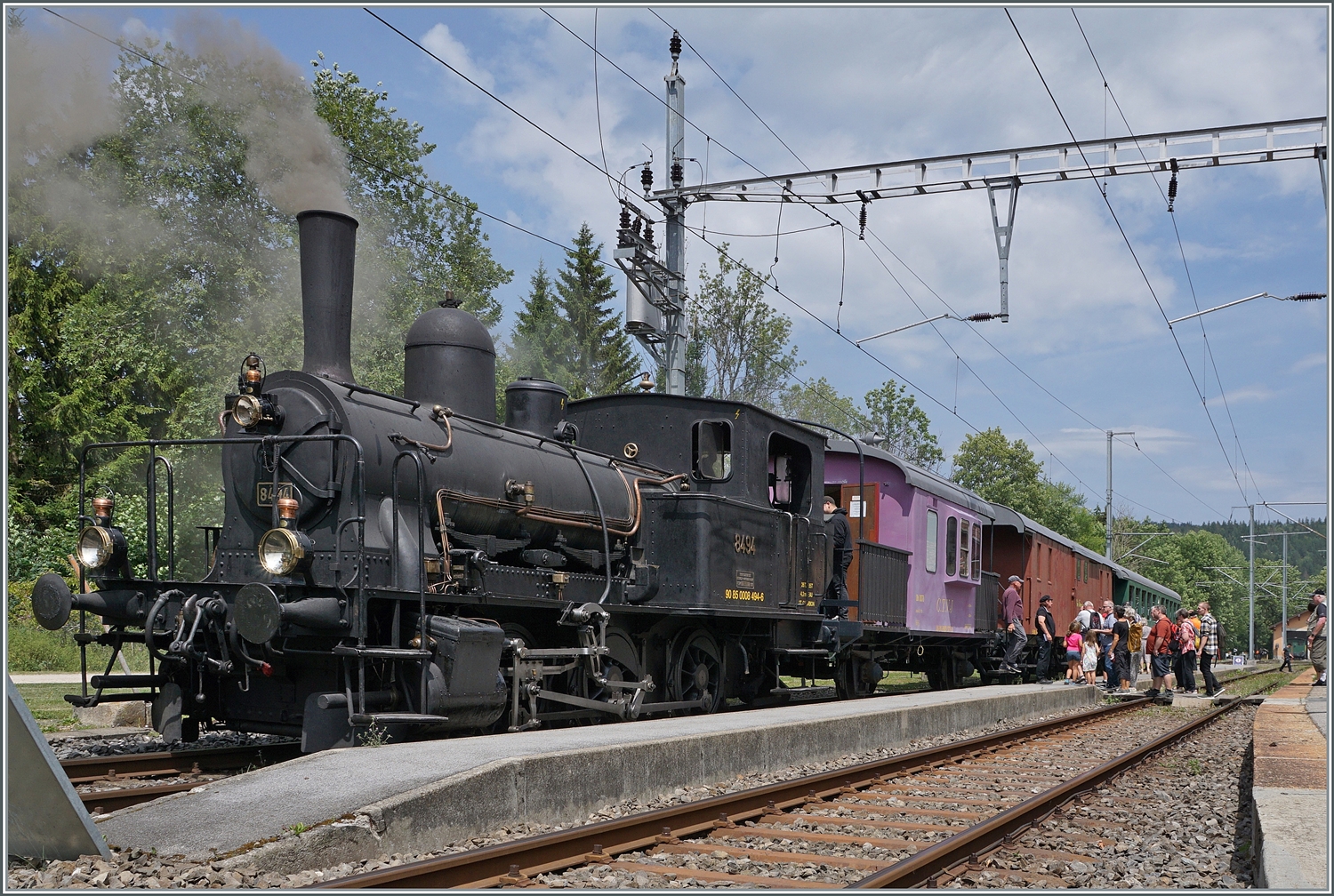 Ebenfalls holzgefeuert, aber doch kräftig rauchend zeigt sich in Le Pont die E 3/3 8494 Tigerli der mit der UIC Nummer (UIC 90 85 0008 494-6) . 

23. Juli 2023  