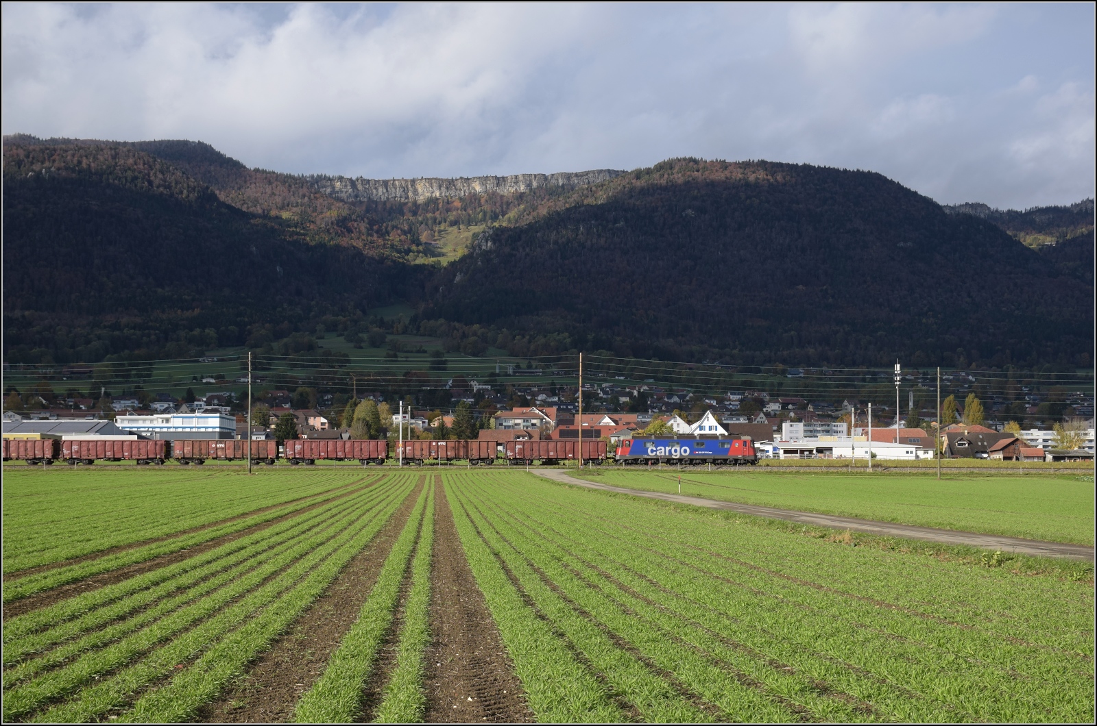 Ein bisschen Jurasüdfuss.

Re 620 061 'Gampel-Steg' ohne Rüben bei Grenchen. November 2023.