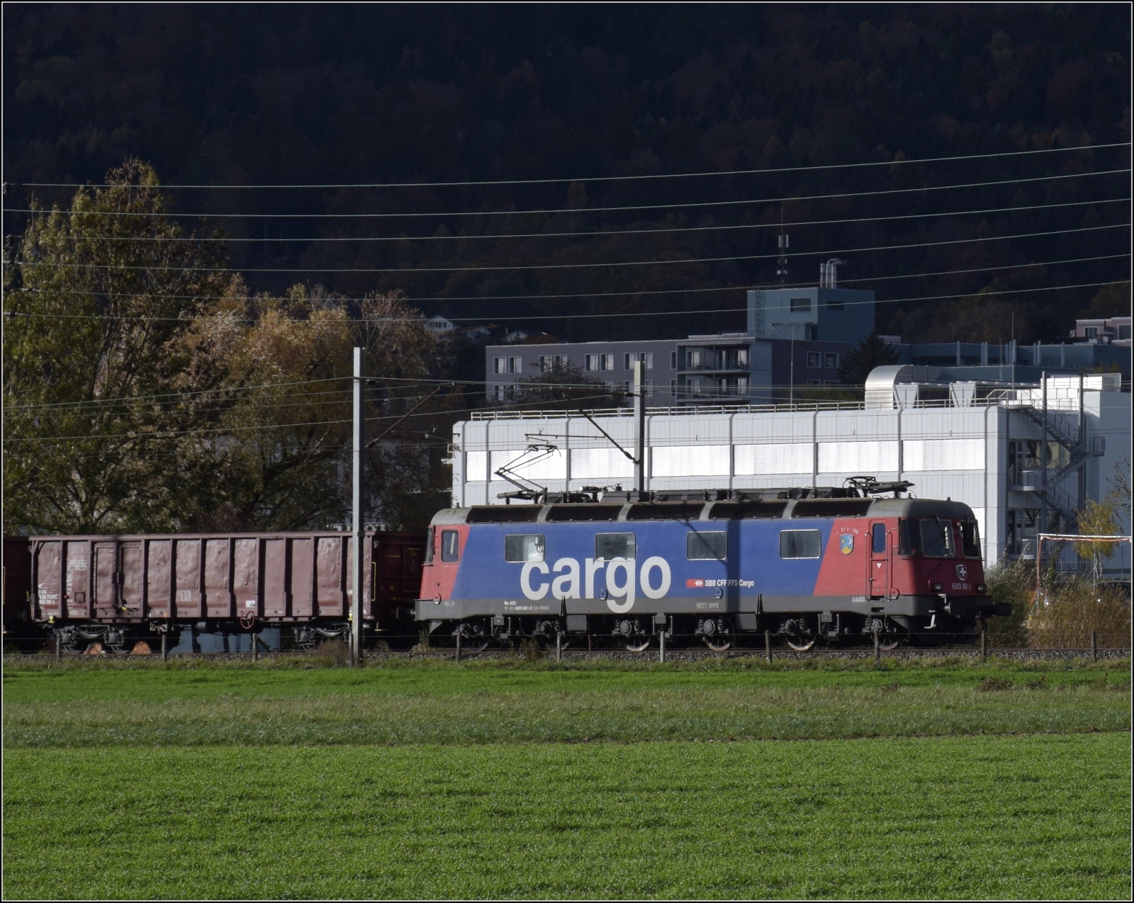 Ein bisschen Jurasüdfuss.

Re 620 061 'Gampel-Steg' ohne Rüben bei Grenchen. November 2023.