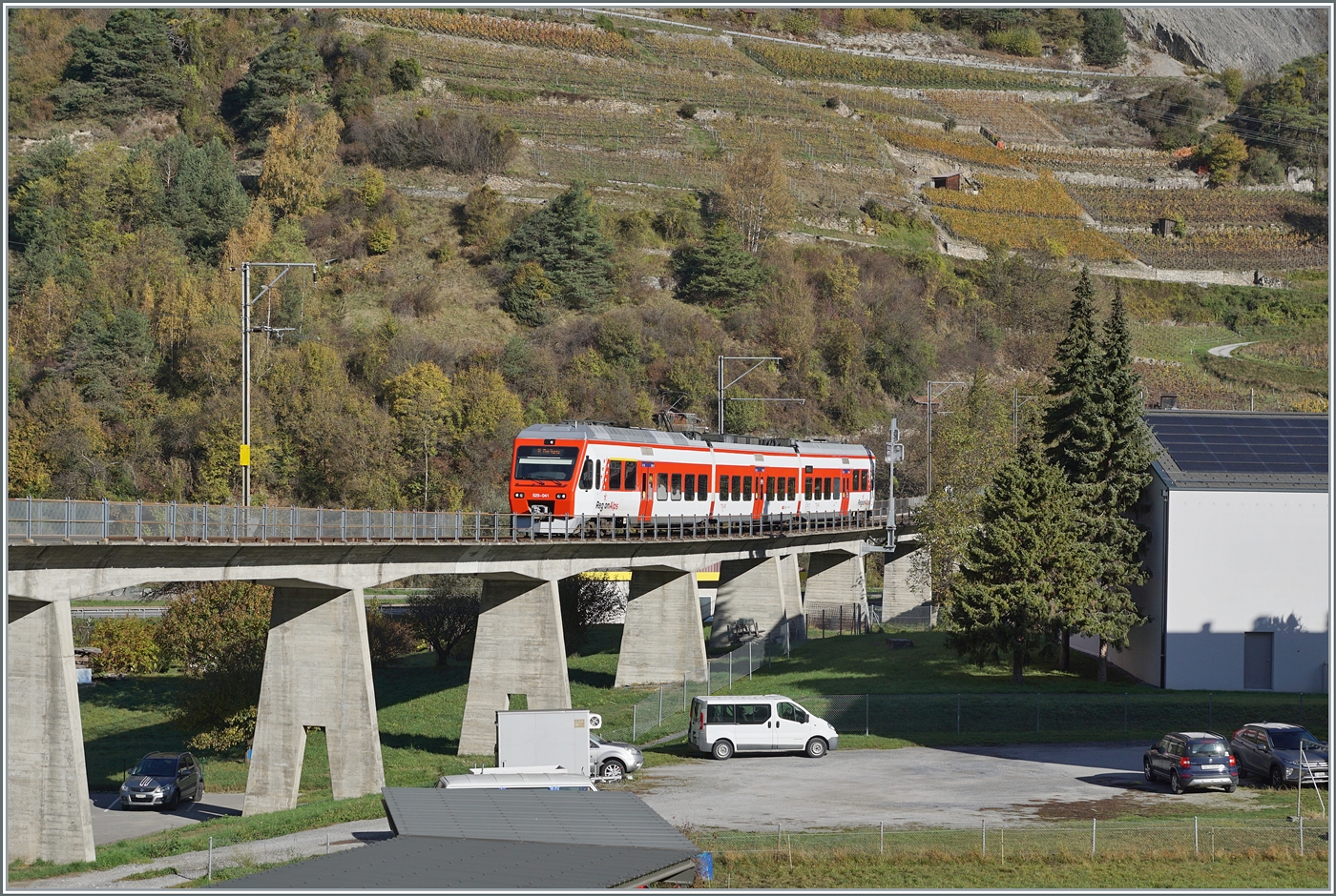 Ein Region Alps Nina ist bei Sembrancher auf dem Weg von Le Châble nach Martigny und fährt über die 370 Meter lange Sembrancher Brücke. Die Stammstrecke der M-O führt nach Orsière, da beim Bau das Fernziel Aosta/Italien im Visier stand. Doch zum Bau der Mauvoisin Staumauer errichtete man die Zweistrecke nach Le Châble, die im August 1953 in Betrieb ging und heute danke dem Wintersportort Verbier weit mehr Verkehr aufweist, als der Streckenast nach Orsière.

10. Okt. 2024