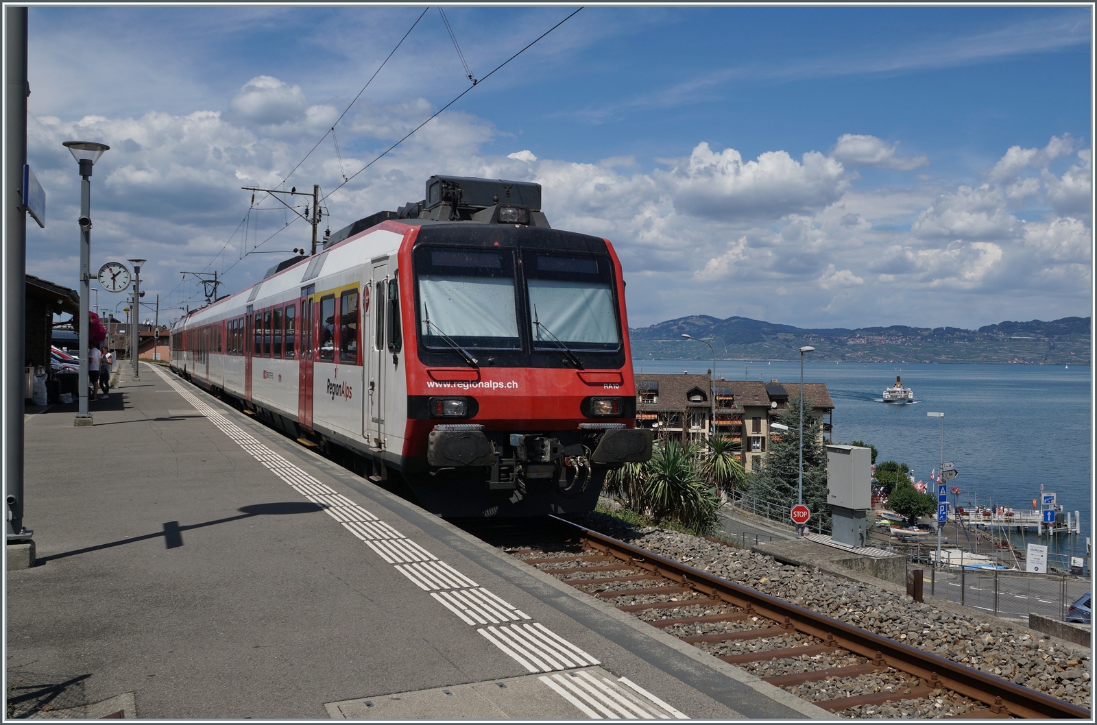 Ein Region Alps RBDe 560 Domino wartet in St-Gingolph (Suisse) auf die Rückfahrt nach Brig. auf der rechten Bildseite bietet ich ein herrlicher Blick auf den Genfersee und das Lavaux. Zudem - wenn auch nur klein abgebildet, ist en CGN Raddampfer zu erkennen, der in Gingolph anlegen wird.

30. Juli 2022