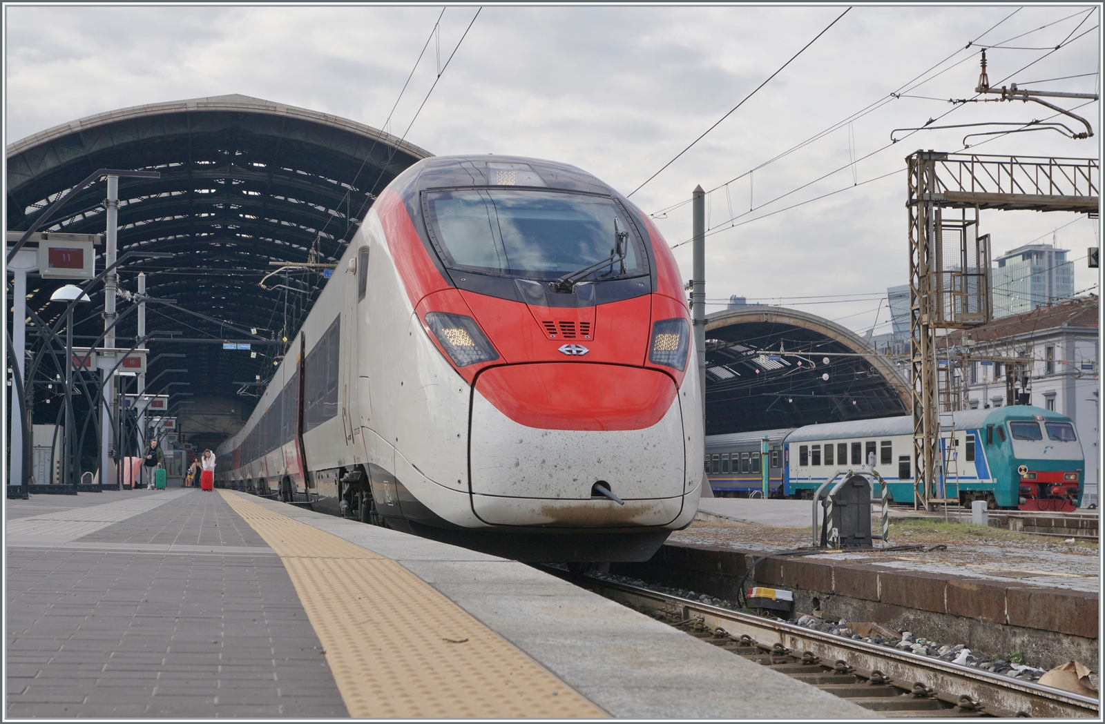 Ein SBB  Giruno  RABe 501 wartet in Milano Centrale auf die Abfahrt nach Zürich.

08. Nov. 2022