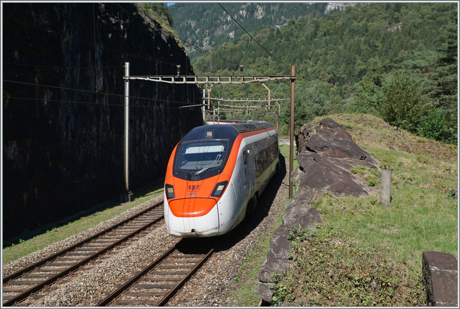 Ein SBB Giruno RABe 501 ist als IC 10151 von Basel nach Lugano unterwegs und wird in Küzre in den den 1567 Meter langen Prato Kehrtunnel einfahren. 

4. September 2023