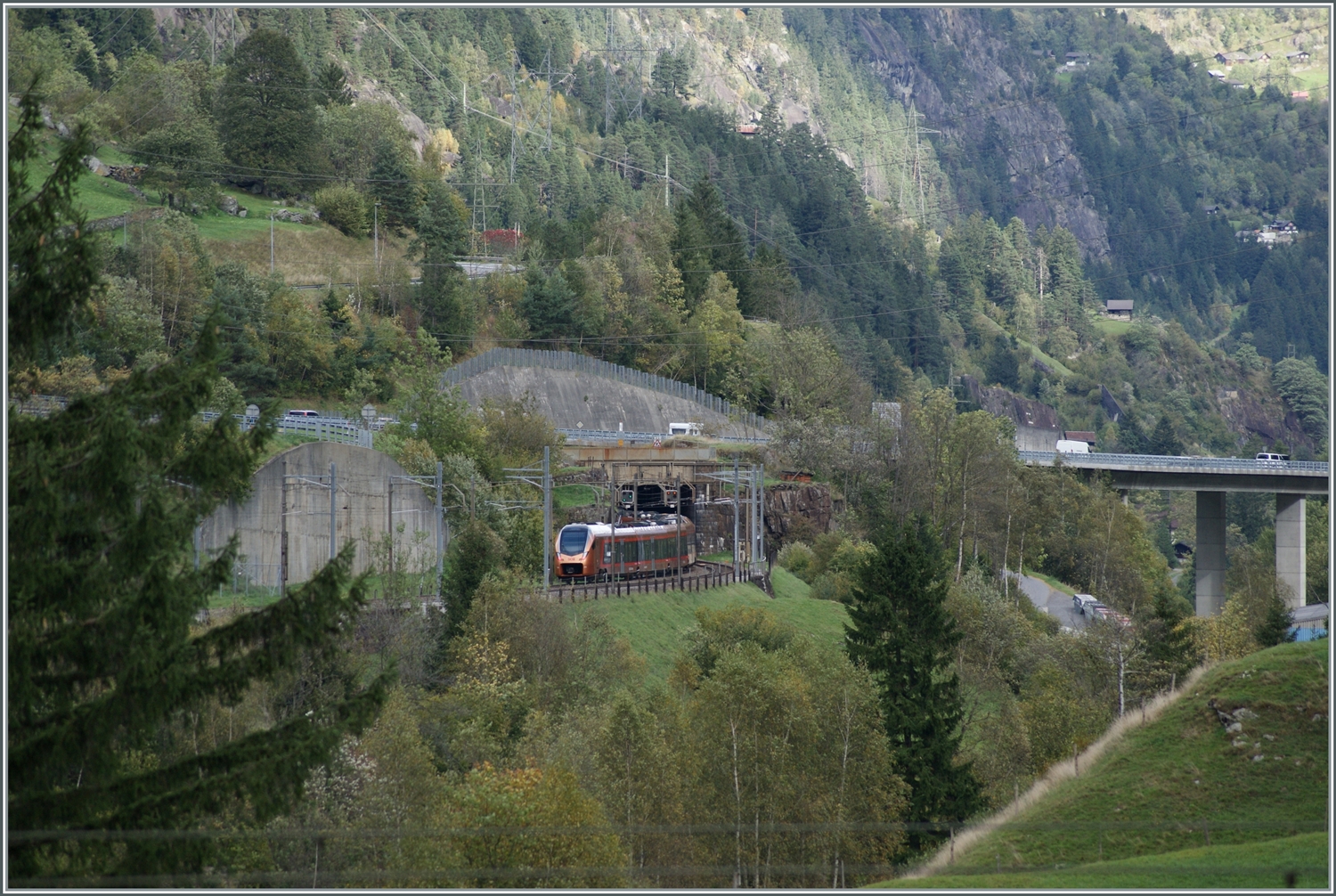 Ein SOB RABe 526  Travers  ist als  Treno Gottardo  auf untersten Stufe bei Wassen auf der Fahrt in Richtung Erstfeld. 
(Fotostandort bei allen drei Bildern: Bei der Wattinger Kurve) 

12. Okt. 2023