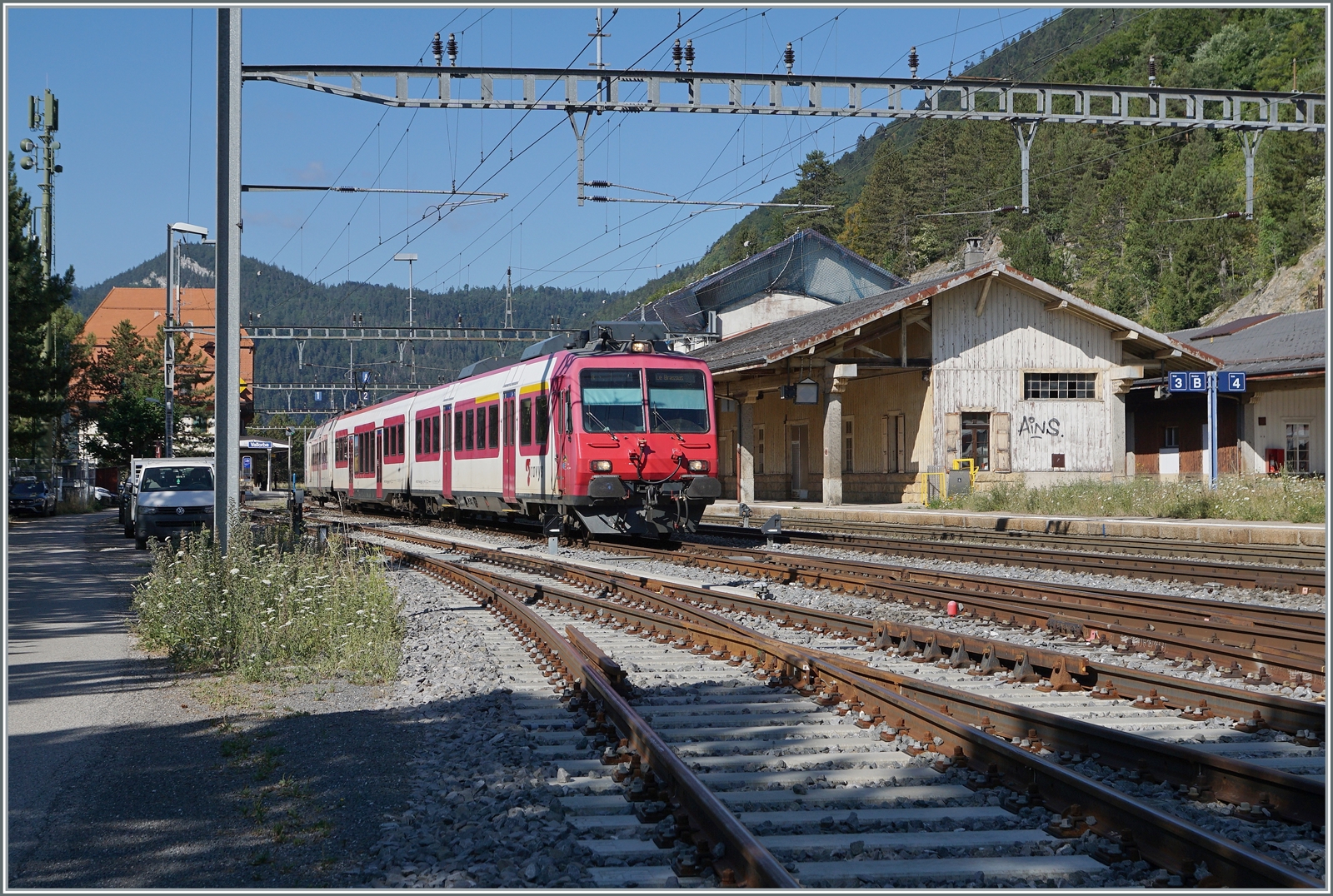 Ein TRAVYS Domino verlässt Vallorbe in Richtung Le Brassus. Mit dem neuen Fahrplankonzept der direkten Züge von Aigle ins Vallée de Joux und dem  flügeln  in Le Day werden die TRAVYS Domino in den Bestand der SBB übergehen und es werden nur vereinzelte Züge ab Vallorbe ins Vallée de Joux verkehren.   

21. Juli 2022