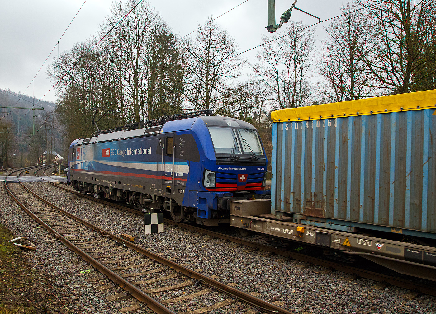 Eine für die Schweiz fahrende deutsche Lok...
Die an die SBB Cargo International vermietete 193 518  Ticino  (91 80 6193 518-8 D-SIEAG) der SüdLeasing GmbH (Stuttgart, eingestellt in Deutschland durch Siemens) fährt am 23.02.2023, mit einem KLV-Zug, durch Kirchen (Sieg) in Richtung Köln.

Die Siemens Vectron MS wurde 2019 von Siemens Mobilitiy in München-Allach unter der Fabriknummer 22700 gebaut. Eigentümer ist die SüdLeasing GmbH in Stuttgart (LBBW-Tochter) die 20 dieser Loks an die SBB Cargo International vermietet hat, eingestellt sind sie in Deutschland durch die Siemens Mobilitiy. Es besteht zudem eine Option für 20 weitere Fahrzeuge.

Diese Mehrsystem-Loks sind für den Einsatz auf dem Rhein-Alpen-Korridor vorgesehen und sind für den Betrieb in Deutschland, Österreich, Schweiz, Italien und den Niederlanden (DACHINL) ausgelegt. Sie verfügen über eine Leistung von 6,4 MW (160 km/h) und sind neben den nationalen Zugsicherungssystemen mit dem Europäischen Zugsicherungssystem (ETCS) ausgestattet.