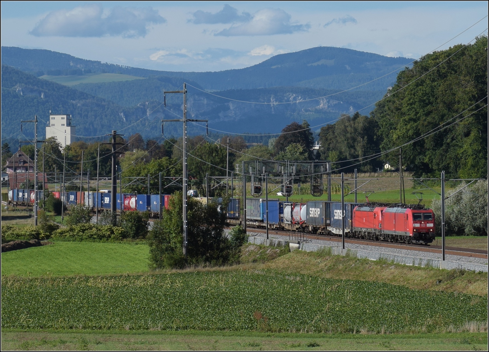 Erstaunlicherweise kann 185 090 mit auch mit dem Konkurrenzprodukt 193 317 in Doppeltraktion fahren. Bei Bettenhausen, September 2022.