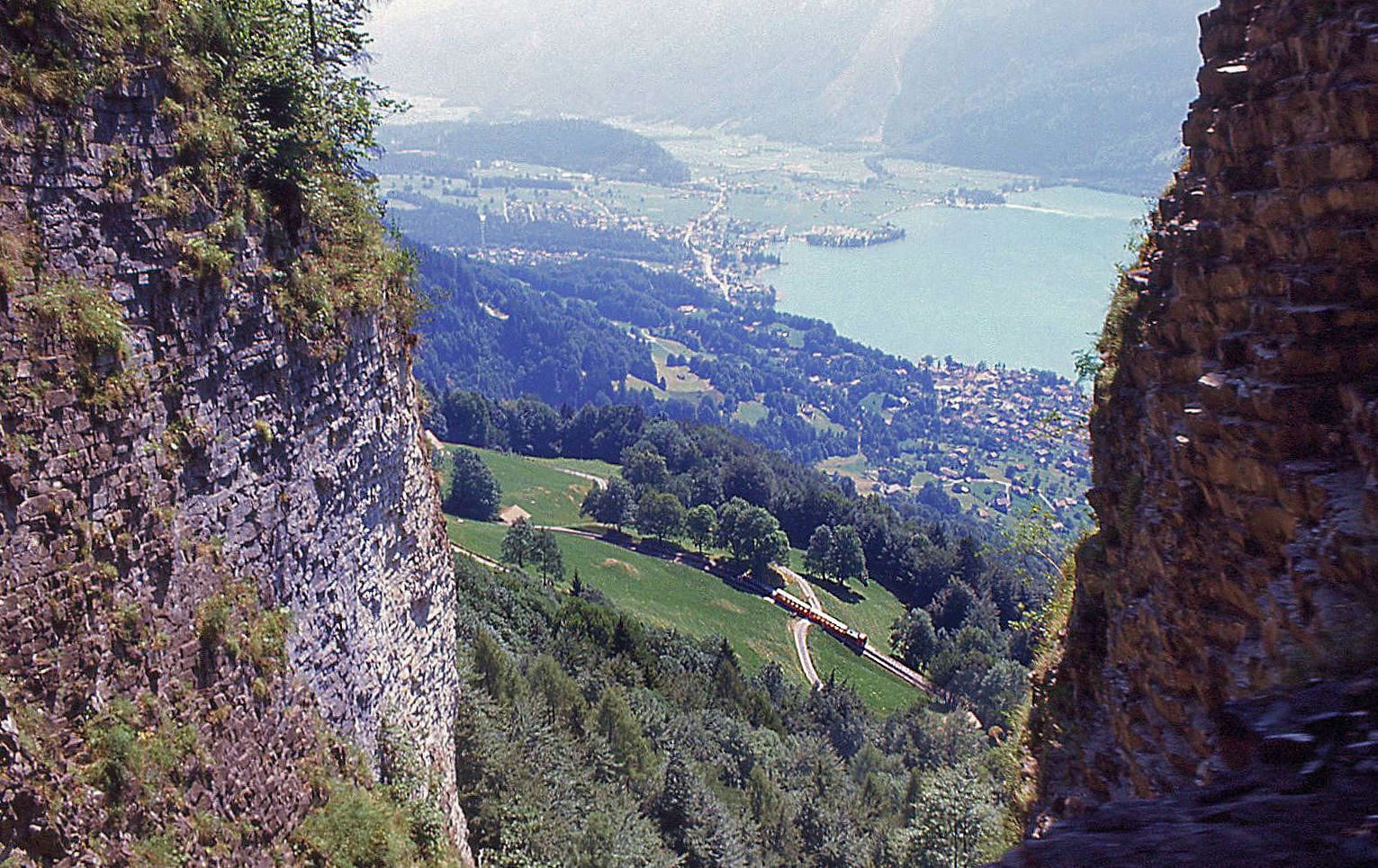 Es ist mir nur 1 mal gelungen, von den Planalpfluh-Tunnels aus einen Zug in Geldried unten zu erwischen. Hier ein nicht besonders gelungenes Bild der Lok 11 mit ihrem Zug. 9.August 1990  - Vielleicht bekommt das jemand einmal schöner hin?? 