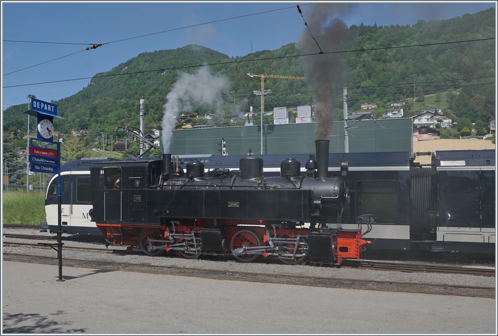 Es scheint fast so, als hätte die die SEG G 2x 2/2 105 der Blonay-Chamby Bahn nun einen Stromabnehmer. 

Blonay, den 21.Mai 2022