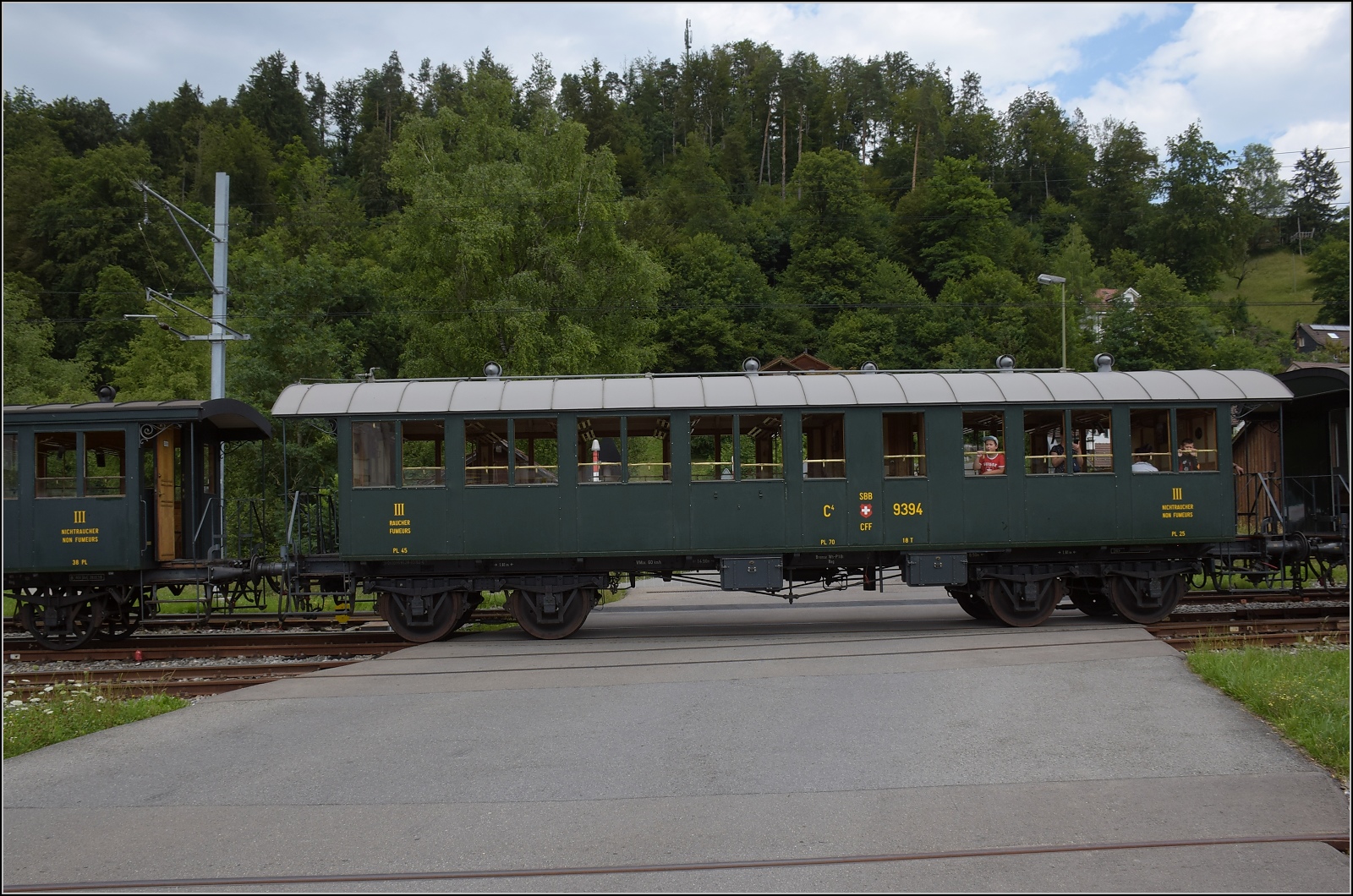 Fahrtag im Zürcher Oberland. 

Die Rangierarbeiten in Bauma sind immer eine Fahrzeugparade: C4 9394. Juli 2023.