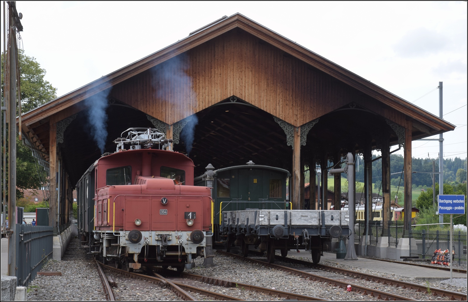 Fahrtag im Zürcher Oberland. 

Tem III 354 rangiert die Wagen des angekommenen Zuges in den anderen Bahnsteig, damit Eb 3/5 5 Wasser fassen kann. Einen gewissen Dampfneid auf die Dampflok kann man dem Rangiertraktor nicht absprechen. Er gibt sein Bestes um ein wenig wie seine Grossmutter zu dampfen. Juli 2023.