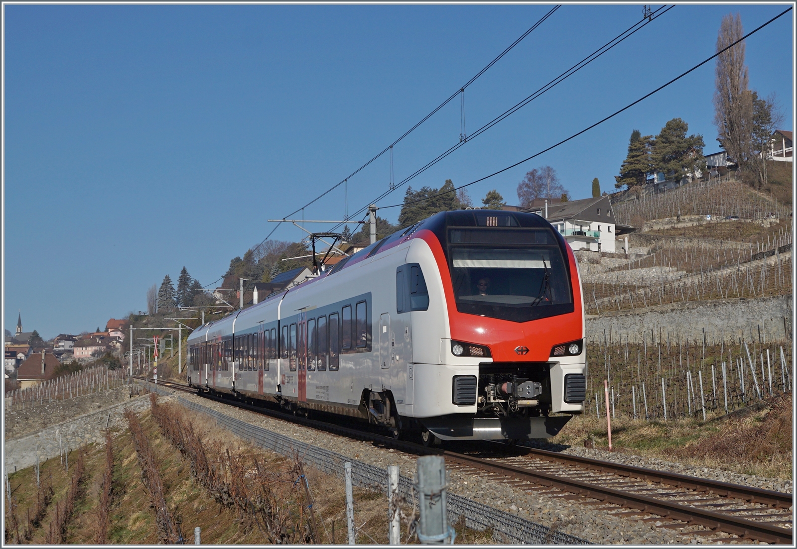  Fernverkehr  auf der Train de Vignes Strecke: der für den Fernverkehr beschaffte SBB Flirt3 RABe 523 503  Mouette  (RABe 94 85 0 523 503-6 CH-SBB) ist als S7 auf der Train de Vignes Strecke zwischen Puidoux und Vevey unterwegs. Das Bild entstand kurz nach Chexbres. Am folgenden Tag wurde der Flirt* Mouette durch einen Domino Zug abgelöst.

15. Februar 2023