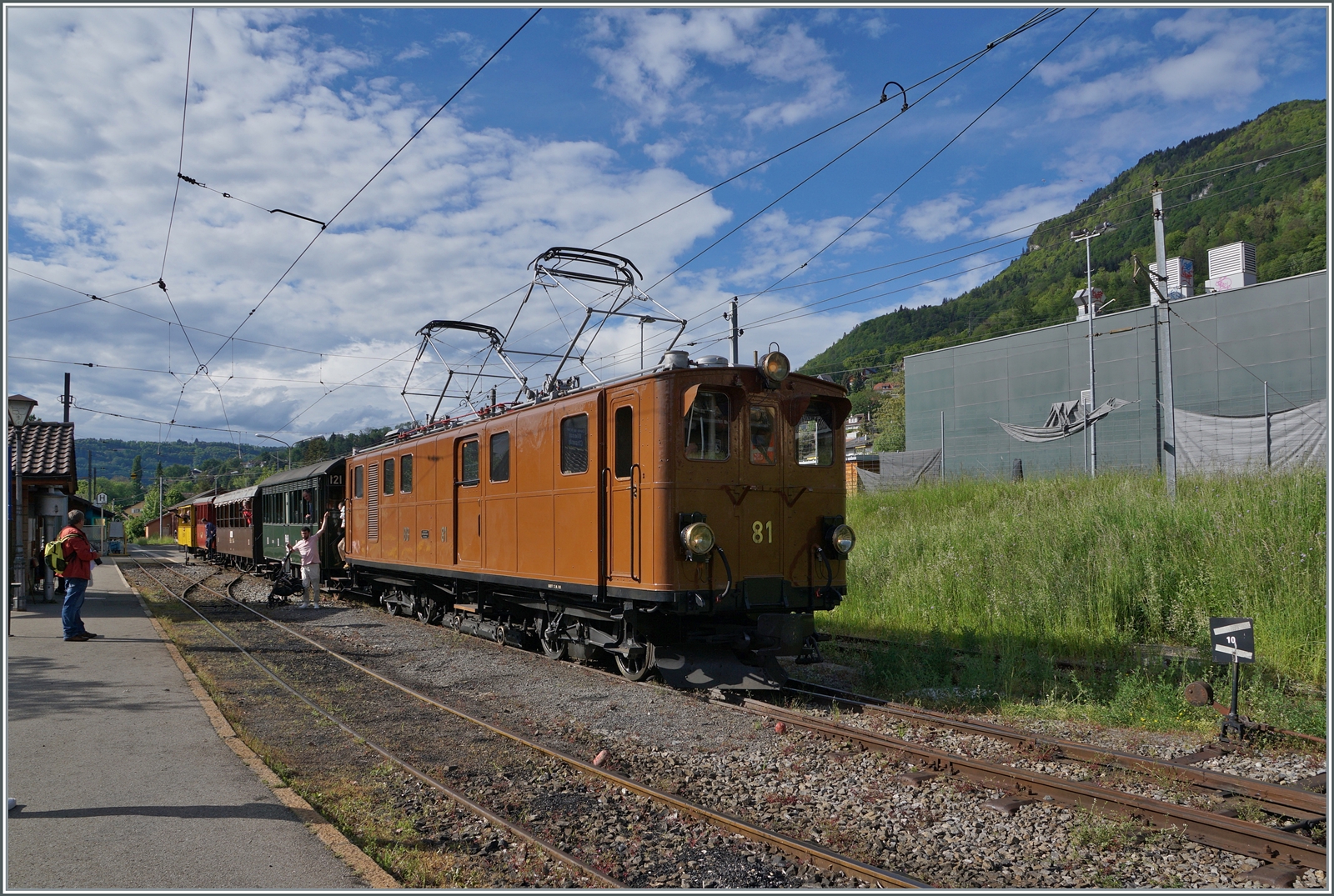 Festival Suisse de la vapeur (Schweizer Dampffestival 2024) - Da die Dampfloks recht viel Pflege brauchen, kommen am Dampffestival tagsüber und besonders gegen Abend auch interessante elektrischen Fahrzeuge zum Einsatz, wie hier z.b die Bernina Bahn Ge 4/4 81 der Blonay Chamby Bahn, die hier mit dem Riviera Belle Epoque Zuges von Vevey Blonay erreicht hat. Ab Blonay wird der Zug als Leermaterial nach Chaulin geführt. 

19. Mai. 2024 