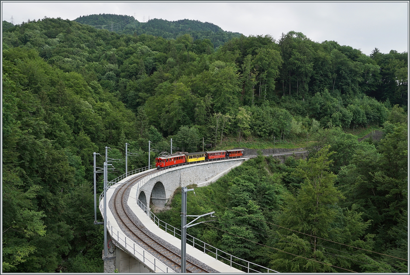 Festival Suisse de la vapeur (Schweizer Dampffestival 2025) - Nocheinmal der RhB Bernina Bahn ABe 4/4 N° 35 der Blonay Chamby Bahn, der bei Vers chez Robert mit dem Festival Extrazug Chaulin - Vevey unterwegs ist und dieses Bild mit etwas mehr Landschaft ziert.

8. Juni 2025