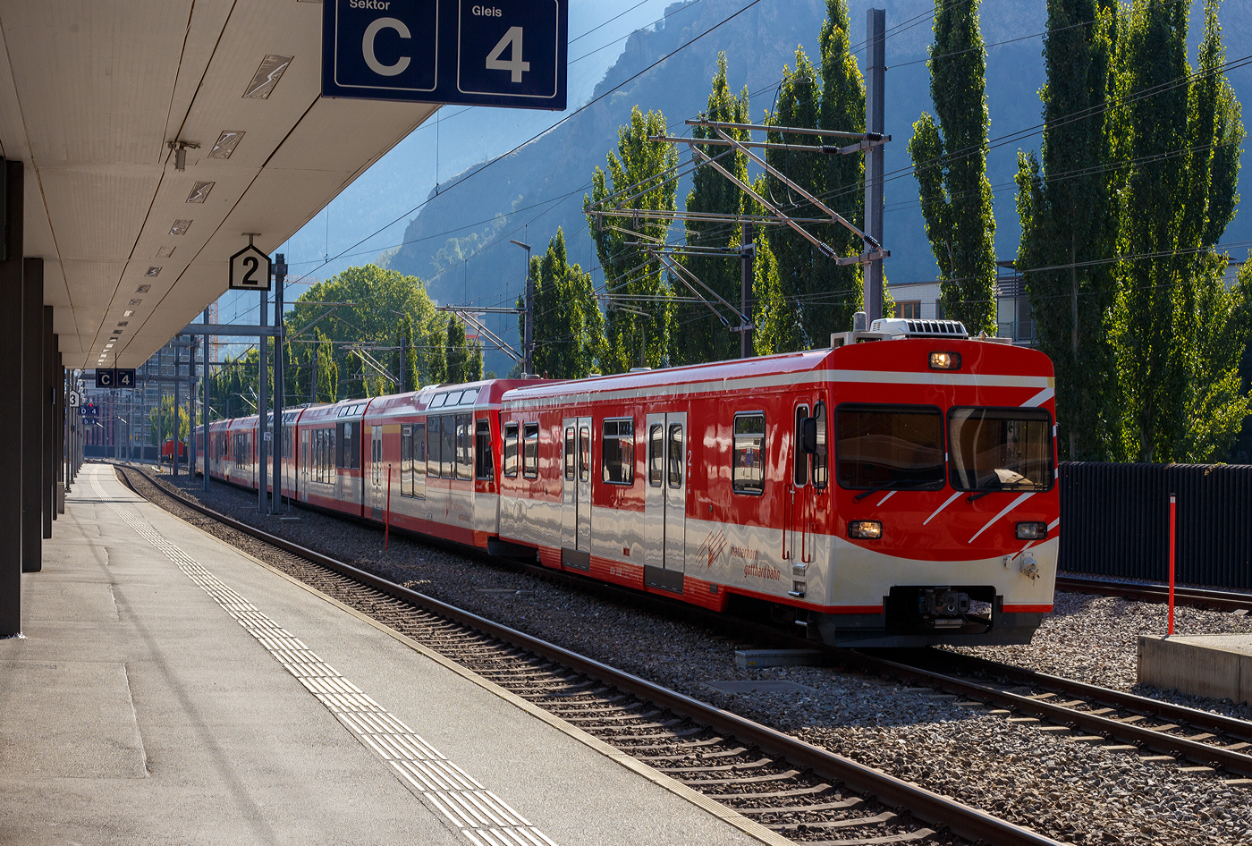 Geführt von dem zweite Klasse Steuerwagen mit Niederflur-Gepäckanteil (Kofferkuliwagen) MGB BDkt 2232, ex BVZ, erreicht der MGB - Matterhorn-Gotthard-Bahn Regionalzug RE 42 (323) von Fiesch, via Brig und Visp nach Zermatt am 11 September 2023 den Bahnhof Visp. Hinter den Steuerwagen folgten die MGB KOMET-Triebzüge ABDeh 4/10 - 2021 (ein vierteiliger KOMET) und der ABDeh 4/8 - 2024 (ein dreiteiliger KOMET).

Die Brig-Visp-Zermatt-Bahn (BVZ) hatte 1972 einen Pendelverkehr Täsch–Zermatt aufgenommen, der ab 1975 mit Pendelzügen abgewickelt wurde. Die Zielgruppe für diesen Verkehr sind Autofahrer, die wegen des Fahrverbots auf der Straße Täsch–Zermatt nicht bis an ihr Endziel fahren können, hat andere Vorstellungen und Methoden zum Transport der für die Ferien notwendigen Gegenstände als Bahnfahrer. Auf der Suche nach Lösungen, um diesbezüglich konkurrenzfähig zu bleiben, wurden ab Dezember 1983 Schiebewandwagen in den Pendelzügen mitgeführt, die über eine Rampe das direkte Einladen von Kofferkulis erlaubten. Nicht ganz glücklich war diese Lösung bezüglich Türschließung. Deshalb entwickelte die BVZ zusammen mit Stadler einen Kofferkuliwagen, dessen Mittelteil so weit abgesenkt war, damit vom Perron her durch breite Türen in diesen Niederflurteil eingefahren werden konnte. Die Sitzplätze über den Drehgestellen waren gegen die Zugmitte gerichtet, sodass jeder Fahrgast sein Gepäck überwachen konnte.

Die Wagen sind in Stahl/Aluminium-Mischbauweise aufgebaut und laufen auf modernisierten SWS-Drehgestellen von Holzkastenwagen. Bis 1990 wurden insgesamt 6 Wagen, die Hälfte davon Steuerwagen, gebaut (BDkt 2231–2233, BDk 2235–2237). Die Wagen wurden 1986 von Stadler, SWS und BBC gebaut, 2014 wurden die drei Steuerwagen durch Stadler für den Betrieb mit den Triebzügen vom Typ KOMET (2011–14, 2021–28, 2051–54, 2131–34) angepasst und werden für den Gepäck- und Velotransport sowie als Reserve für die Shuttle-Züge Täsch–Zermatt eingesetzt. Die drei Zwischenwagen 2235–37 verkehren als Velowagen im Goms.

TECHNISCHE DATEN der BDkt 2231 bis 2233:
Anzahl Fahrzeuge: 3 Stück 
Spurweite:  1.000 mm
Anzahl der Achsen: 4 in 2 Drehgestellen
Länge über Kupplung: 18.500 mm
Drehzapfenabstand: 12.830 mm
Fahrzeugbreite:  2.650 mm
Fahrzeughöhe: 3.550 mm
Eigengewicht: 19,5  t 
Max. Dienstgewicht: 26,7 t
Achsabstand im Drehgestell: 1.500 mm
Laufraddurchmesser (neu): 675 mm
Türen je Seite: 2
Türbreite: 1.992 mm
Sitzplätze: 28 in der 2. Klasse
Stehplätze: 63 
Höchstgeschwindigkeit: 80 km/h 
Bemerkung: Niederflur-Gepäckanteil in der Wagenmitte
