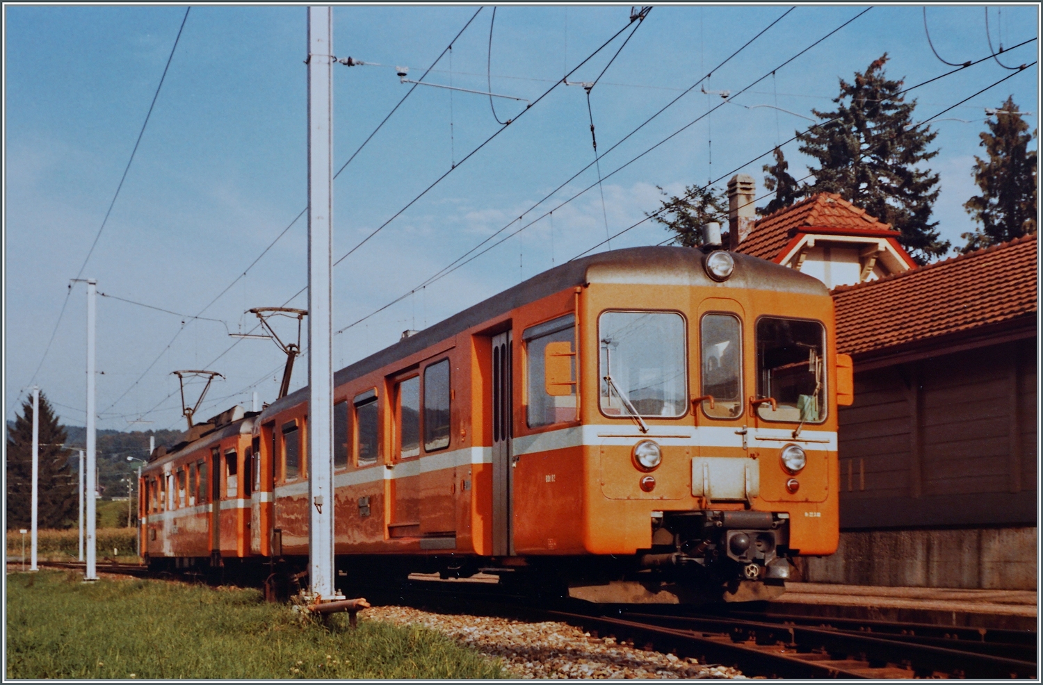 Gontenschwil - die WSB gestern, die AVA heute; wie viele Stationen wurde auch Gontenschwil in den  Kundenbedürfnissen  und zeigt sich heute anders als gestern, dies betrifft natürlich auch das Rollmaterial. Obwohl die Fotostandorte gestern und heute nicht dieselben sind lässt sich doch ein gewisser Vergleich zwischen gestern und heute erkennen. 
Weiter Vergleichsbilder finden sich unter der Kategorie  Schweiz / Bahnhöfe / Gontenschwil (510müM)

Ein WSB Be 4/4 mit Bt beim Halt in Gontenschwil. 

Analogbild vom 28. Sept. 1984 