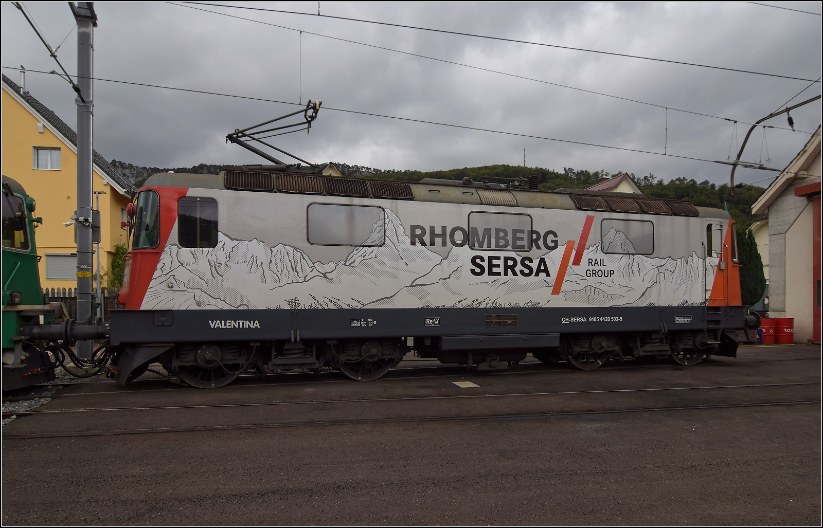 Grosses BoBo-Treffen in Balsthal - die Teilnehmerinnen:

Re 4/4 II 11119 wurde von den SBB an die BLS verkauft und bekam dort die Nummer 503. Diese Nummer tr�gt sie auch bei Rhomberg-Sersa in Form von Re 420 503 noch immer. Dazu bekam sie den Namen 'Valentina'. Balsthal, September 2024.