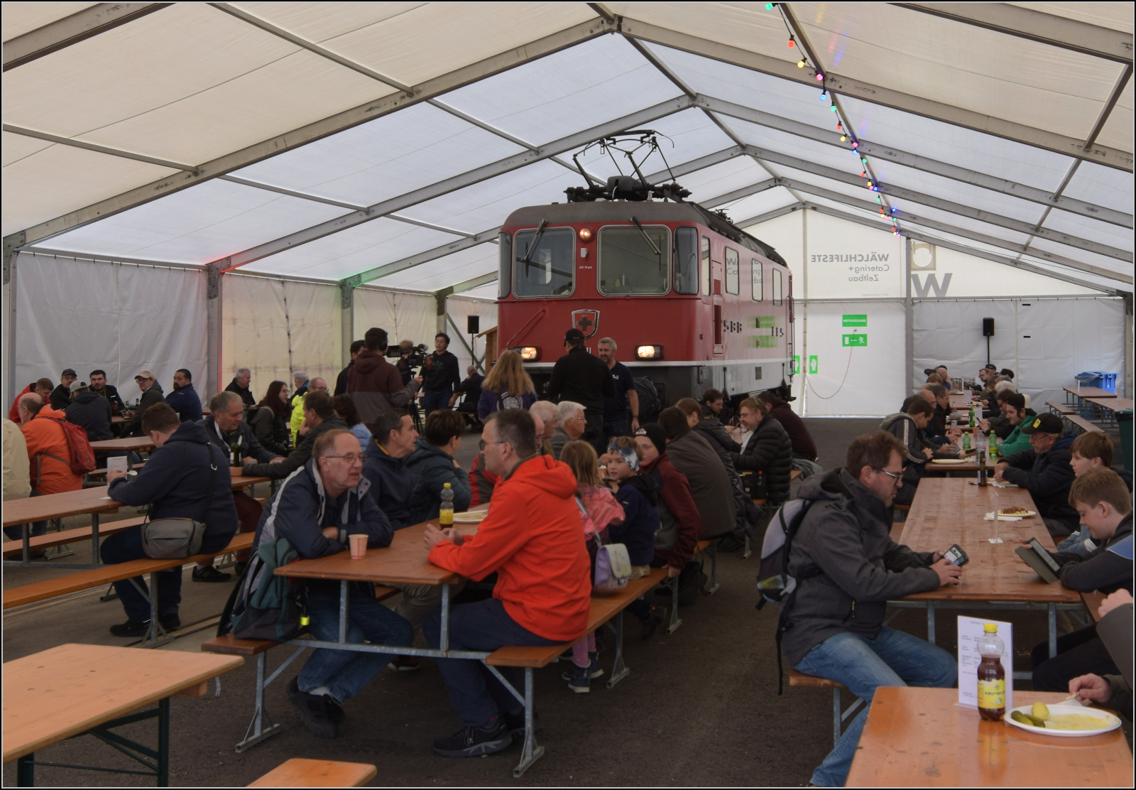 Grosses BoBo-Treffen in Balsthal - die Teilnehmerinnen:

Wie bei Jacques Tatis Ferien des Monsieur Hulot: Wenn der Kellner mit dem Gong zum Mittagessen ruft, dann strömt die Touristenmeute zum Essenssaal. Dort sind die Eidgenossen längst zu Tisch. Re 4/4 II 11111 ist da kein bisschen anders. Auf jeden Fall eine tolle Idee des Festkurators. 

Mit dieser Festhütte geht jedenfalls der Reigen der Jubilare los.

Balsthal, September 2024.