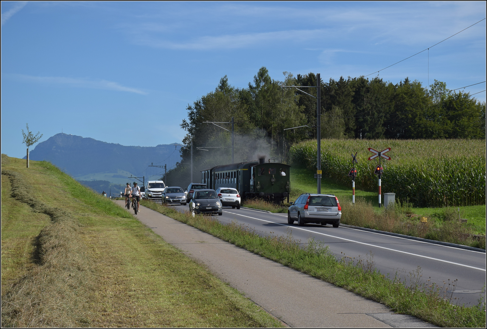 Historische Seethalbahn in Aktion.

E 3/3 'Beinwyl' der Seethalbahn mit BLS A 801 und SBB F 16847 am Scheitelpunkt der Strecke zwischen Ballwil und Hochdorf. September 2024.