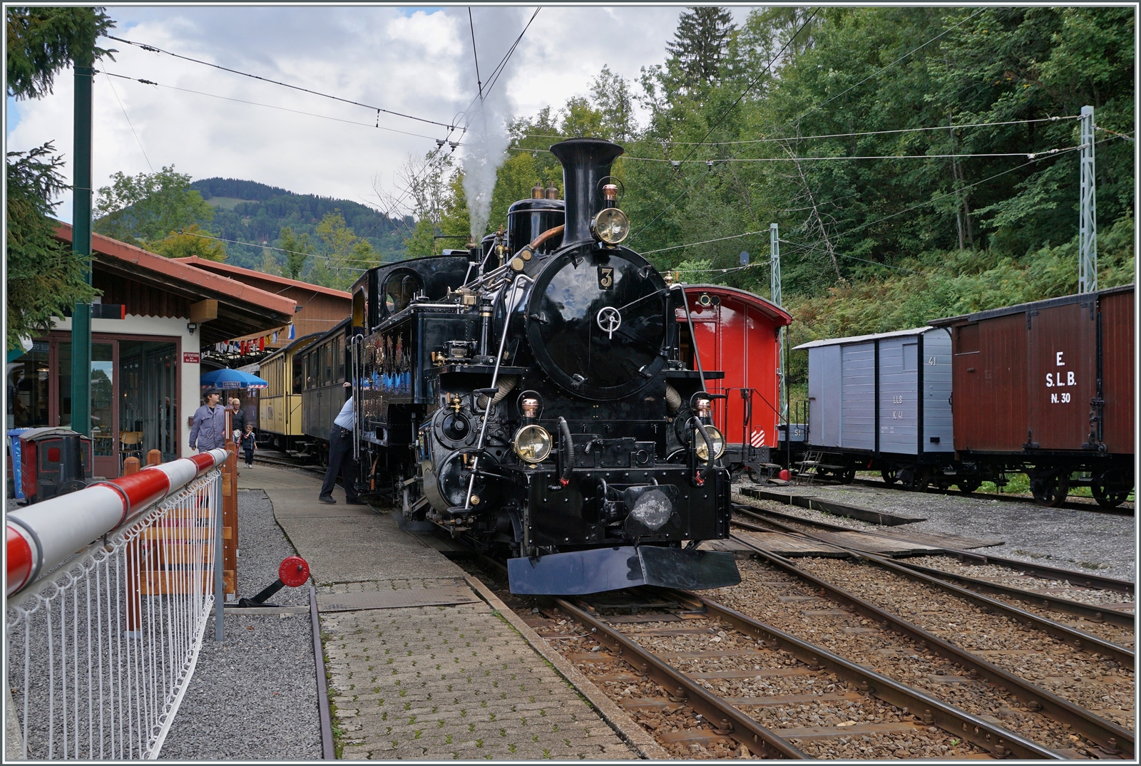 Il était une fois... les années 40 / Es war einmal: die 40er Jahre  - und da dampfte es natürlich noch kräftig; so auch in Chaulin mit der BFD HG3/4 N° 3 der Blonay-Chamby Bahn. 

10. September 2022
