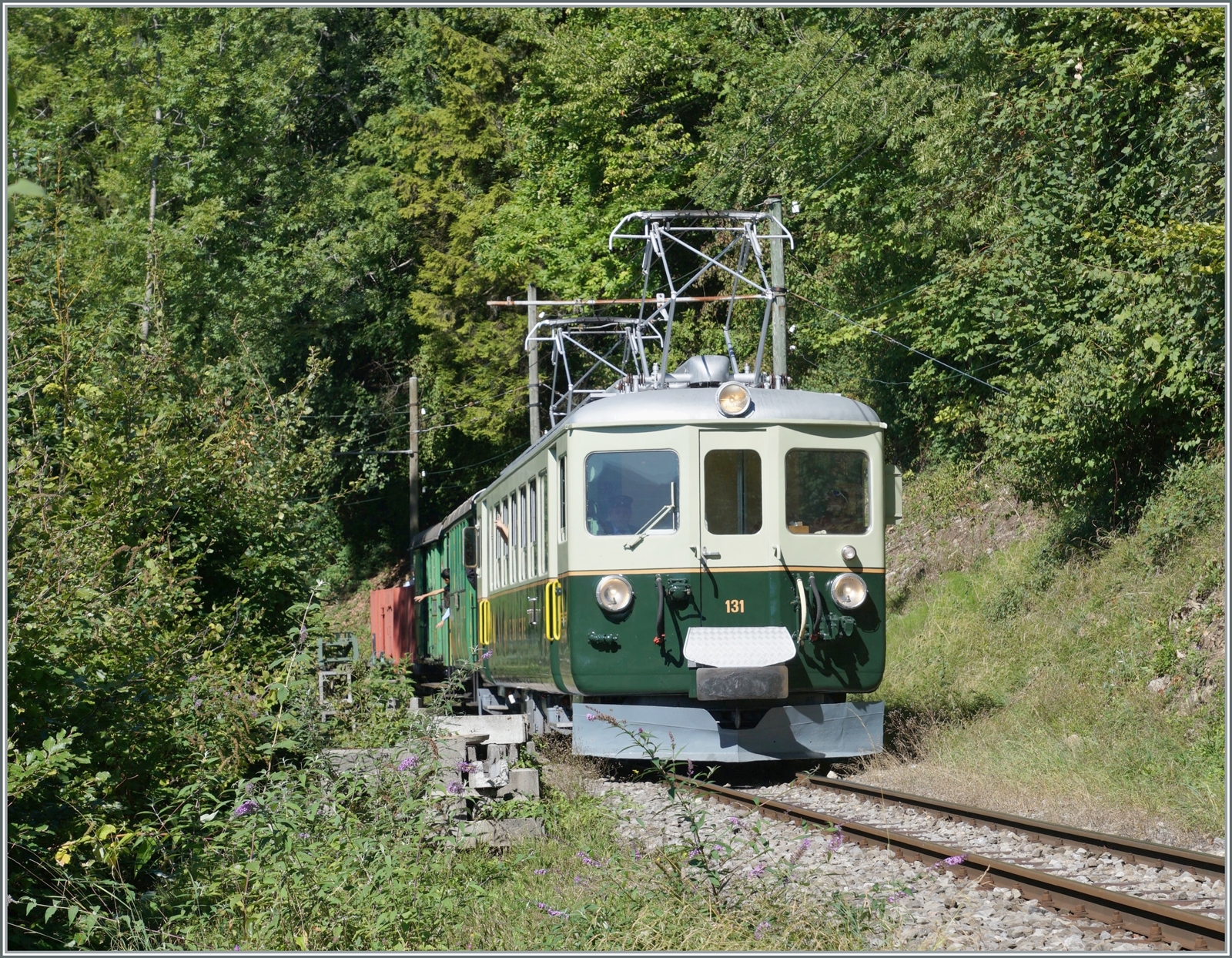  Il était une fois... les années 40 / Es war einmal: die 40er Jahre  - Eine Reise in die Vergangenheit, mit dem damals neuen GFM Ce 4/4 131 (Baujahr 1943 - heute GFM Historique) auf dem Weg nach Chamby bei Chaulin. 

11. September 2022
