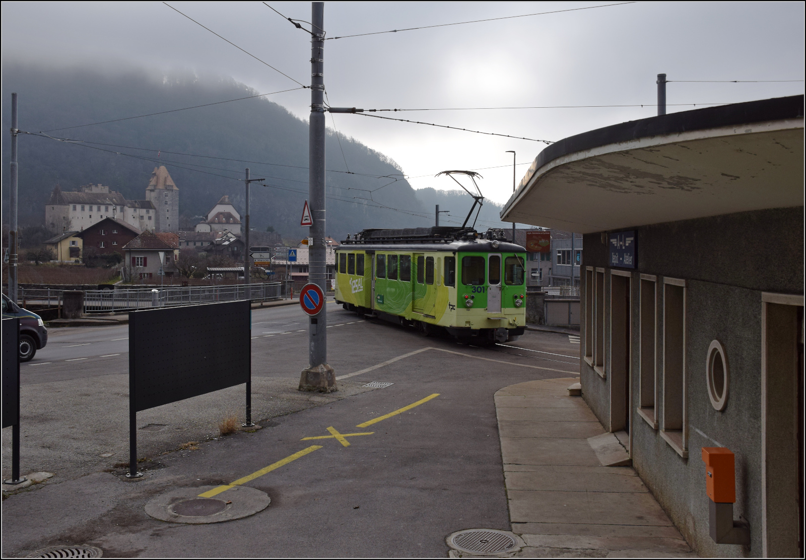 Im Depot gab es beim Warten auf die Einfahrt auch den Blick auf den Zug, dem wir im Konvoi gefolgt waren: Steuerwagen Bt 352, 1966 von der SIG gebaut, geschoben von Be 4/4 302 der im gleichen Jahr von der SIG und SAAS an die AL geliefert wurde. Ein wenig Antiquitätenshow bei der AL extra für uns. Aigle Depot, Januar 2026.