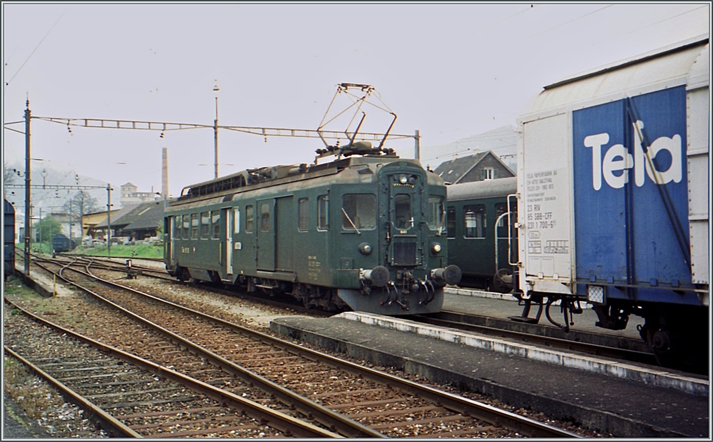 In Balsthal ist der OeBB BDe 4/4 641 im Güterverkehr mit dem Manöver beschäftig, wobei unter an dem der angeschnitten Tela Wagen 23 85 231 1 700-6 zur Güterlast gehört. 
Von den SBB für den Bummelzug* Verkehr auf Nebenlinien beschafft, wurden die BDe 4/4 in den 90ern von NPZ RBDe 560 verdrängt. Die OeBB ergriff die Gelegenheit und nutzte dann einige Jahre die BDe 4/4 im Personen- und Güterverkehr. 

* Bummelzug - heute modern CH:->  S-Bahn , D:->  Regionalbahn   

Analogbild vom Mai 2001