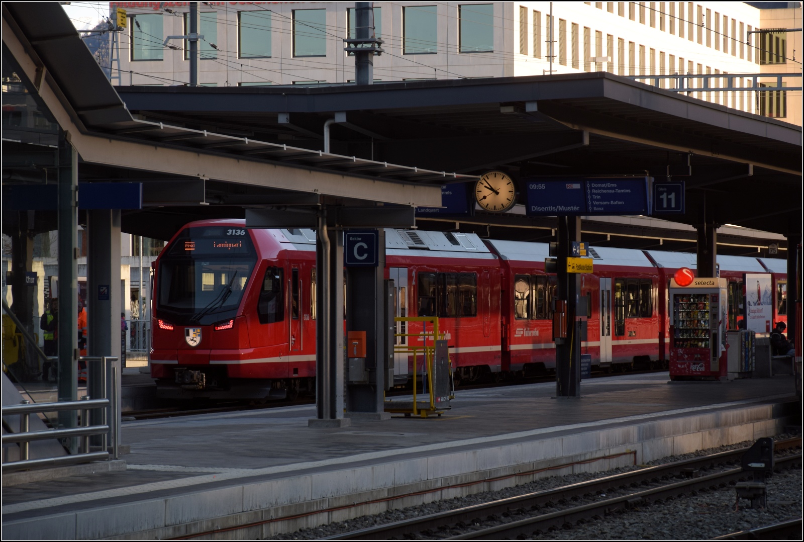In Chur steht Capricorn ABe 4/16 3136 als Regionalzug nach Landquart parat. Januar 2023.

Gerade hatte ich festgestellt, dass nicht ein Capricorn auf der Webseite gezeigt wird. Das sei hiermit geändert... ;-)