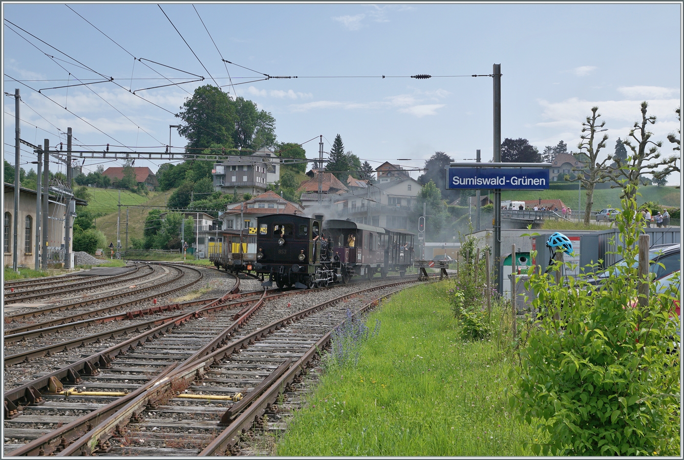 In Sumiswald findet der traditionelle Gotthelf-Märit statt und für diesen Markt fährt die  Emmentalbahn  auf der Strecke Sumiswald Grünen - Wasen i.E. einige Dampfzüge. 
Das Bild zeigt die E 3/3 853 des Vereins Dampf Bahn Bern bei der Einfahrt in Sumiswald Grünen. 

14. Juni 2025
