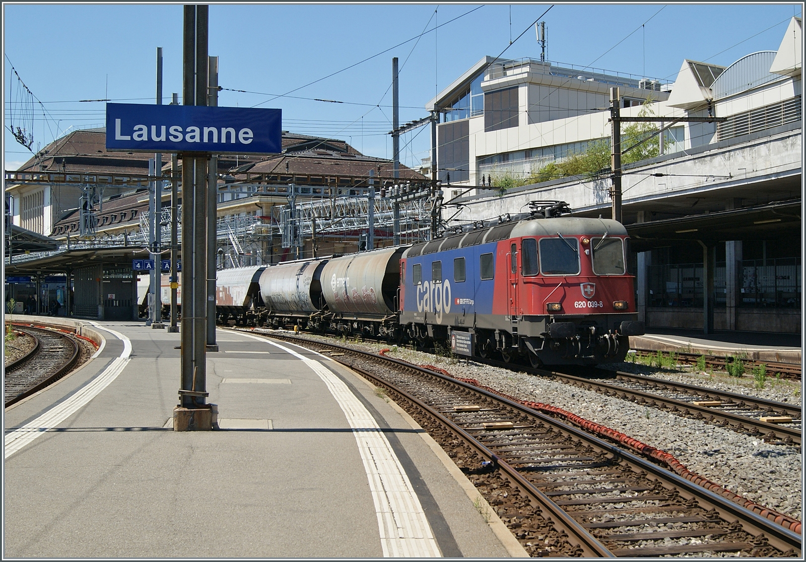 Infolge Bauarbeiten ruht der Reisezugverkehr auf der Simplonachse für drei Monate in diesem Sommer, sowie auch im Sommer 2025, der  Spaghettizug  von Perrigny nach Torino Orbassano aber verkehrt trotzdem, er wird wohl fährt wohl ab Domosossola bzw. Premosselo über die  Novara -Strecke. Das Bild zeigt die SBB Re 6/6 11639 (Re 620 039-8)  Murten , die nach dem Abwarten der Distanz zum vorausfahrenden IR90 nun wieder Fahrt aufnimmt und Lausanne verlässt. 

10. Juni 2024