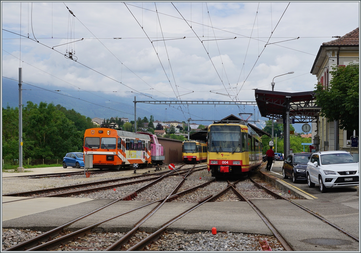 Infolge Prolbleme mit dem Rollmaterial, verkherte einige Zeit ein Bus zwischen Orbe und Chavonray, dohc nun, nach langem fährt wieder ein Zug von Orbe nach Chavornay, der hir bereit gestellt wird: der OC/TRAVAYS Be 4/8 004 (0948000 450 004-7 GT8-100D/2S). 

4. Juli 2022 