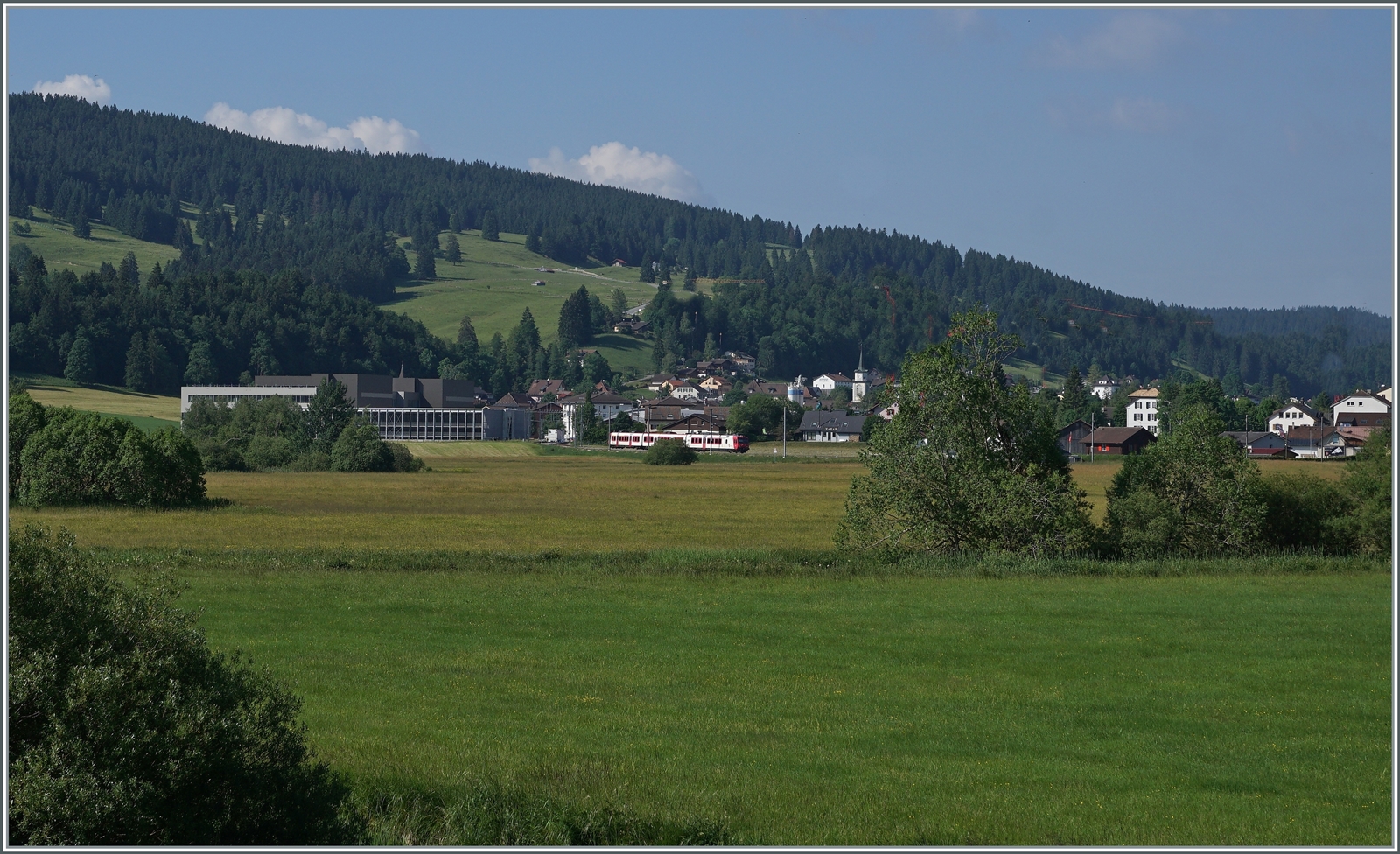 Kurz vor der Umstellung auf das neue Betriebskonzept mit den direkten Zügen Le Brassus - Aigle: Der TRAVYS RBDe 560 385-7 (RBDe 560 DO TR 94 85 7560 385-7 CH-TVYS)  Lac de Joux  ist als Regionalzug von Le Brassus nach unterwegs und konnte kurz nach seiner Abfahrt in Le Brassus fotografiert werden. 

16. Juni 2022