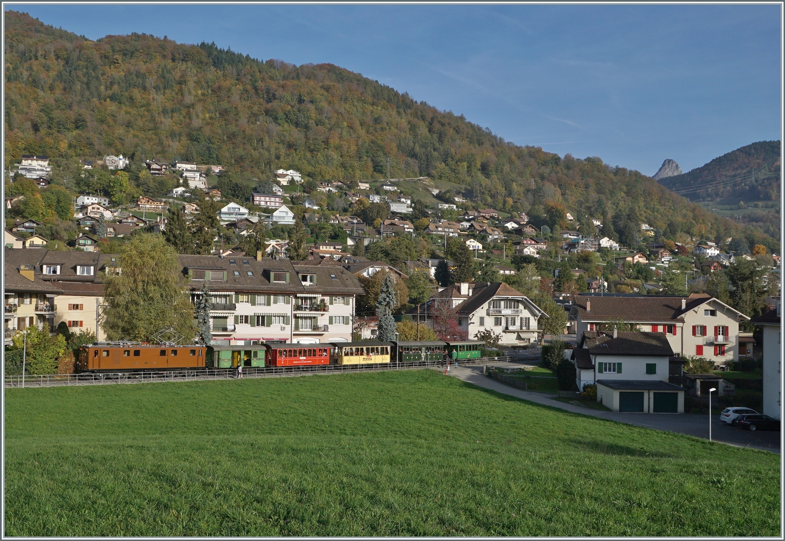  La DER de la Saison!  (Saisonabschlussfeier der Blonay-Chamby Bahn 2022) - Die Bernina Bahn RhB Ge 4/4 81 der Blonay-Chamby Bahn ist mit dem  Riviera Belle Epoque Express  kurz nach Blonay auf dem Weg nach Vevey. 

30. Okt. 2022