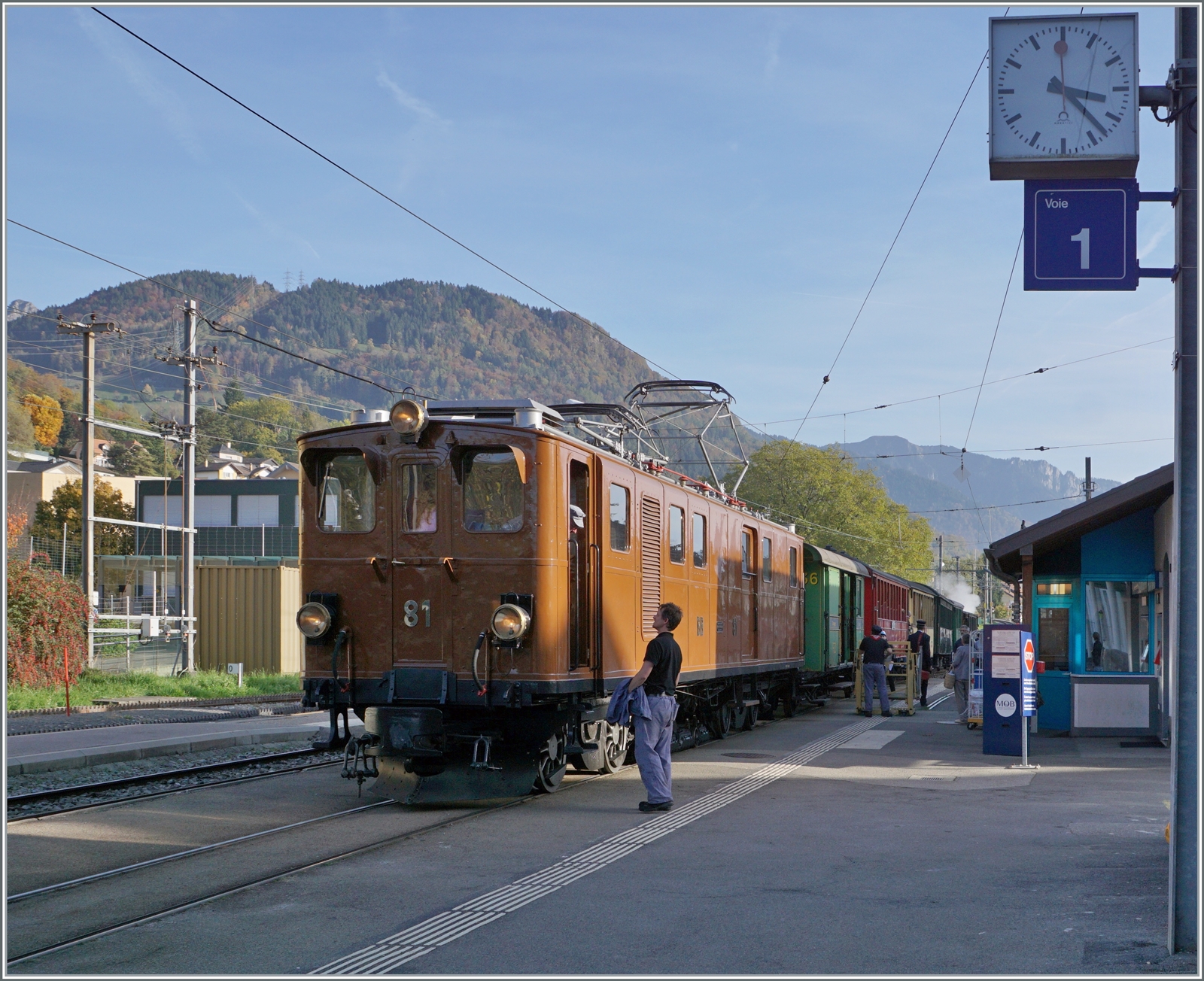  La DER de la Saison!  (Saisonabschlussfeier der Blonay-Chamby Bahn 2022) - Die Bernina Bahn RhB Ge 4/4 81 der Blonay-Chamby Bahn hat mit dem  Riviera Belle Epoque Express von Chaulin 
nach Vevey Blonay erreicht. 

30. Okt. 2022