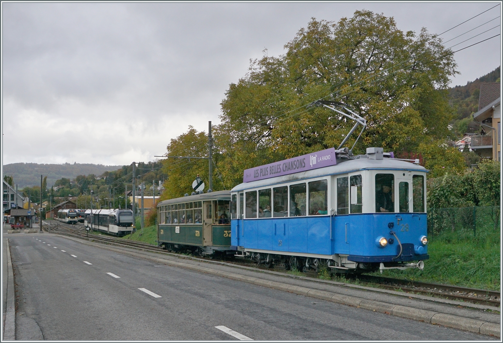  La DER de la Saison 2023 Bis!  Familien ins Museum eine regionale Aktion welche Familien Gelegenheit gibt die örtlichen Musen zu besuchen und da gehört die Blonay-Chamby Museumsbahn natürlich auch dazu, folglich öffnete das Museum in Chaulin am Sonntag den 5. November seine Türen und setzte für die Anreise einige Züge ab Blonay ein. Im Bild der Ce 2/3 28 der TL mit Beiwagen der TPG beim Verlassen von Blonay.

5. November 2023