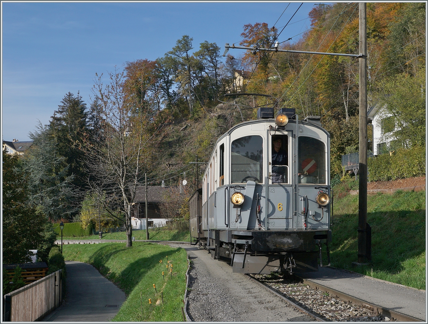 La DER de la Saison / Das Saison Ende der Blonay Chamby Bahn 2024 - Seit einigen Jahren zeigt die Blonay Chamby Bahn zum Saison Ende mit einem verdichteten Fahrplan noch einmal ihre herrlichen Fahrzeuge im Einsatz.

Kurz nach der Abfahrt in Blonay ist der MCM BCFeh 4/4 N° 6 mit dem Kaiserwagen, welcher aus diesem Blickwinkel jedoch kaum zu erkennen ist, auf der Fahr nach Chaulin.

27. Okt. 2024

  