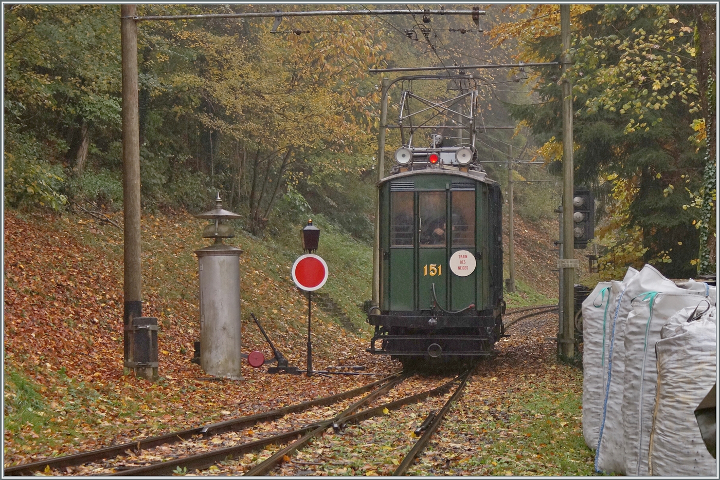La DER de la Saison / Das Saison Ende der Blonay Chamby Bahn 2025 - Seit einigen Jahren zeigt die Blonay Chamby Bahn zum Saison Ende mit einem verdichteten Fahrplan noch einmal ihre herrlichen Fahrzeuge im Einsatz: Der CGTE Gepäcktriebwagen Fe 4/4 151 Baujahr 1911/ SIG und Siemens & Halske ist für einige Fahrten von Chaulin nach Chamby und zurück eingeteilt und erreicht hier als Zug 15114 Chaulin Bifurcation. 

25. Oktober 2025