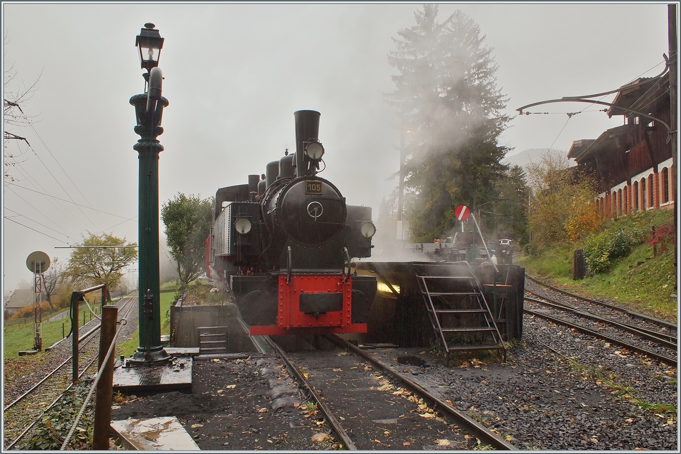 La DER de la Saison / Das Saison Ende der Blonay Chamby Bahn 2025 - Seit einigen Jahren zeigt die Blonay Chamby Bahn zum Saison Ende mit einem verdichteten Fahrplan noch einmal ihre herrlichen Fahrzeuge im Einsatz: Schon Stunden vor dem eigentlichen Einsatz wird in Chaulin die G 2x 2/2 105 vorbereitet. 

25. OKt. 2025