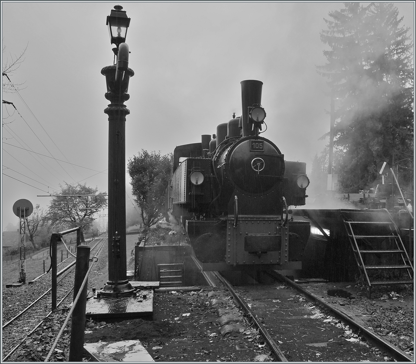 La DER de la Saison / Das Saison Ende der Blonay Chamby Bahn 2025 - Seit einigen Jahren zeigt die Blonay Chamby Bahn zum Saison Ende mit einem verdichteten Fahrplan noch einmal ihre herrlichen Fahrzeuge im Einsatz: Schon Stunden vor dem eigentlichen Einsatz wird in Chaulin die G 2x 2/2 105 vorbereitet. 

25. OKt. 2025