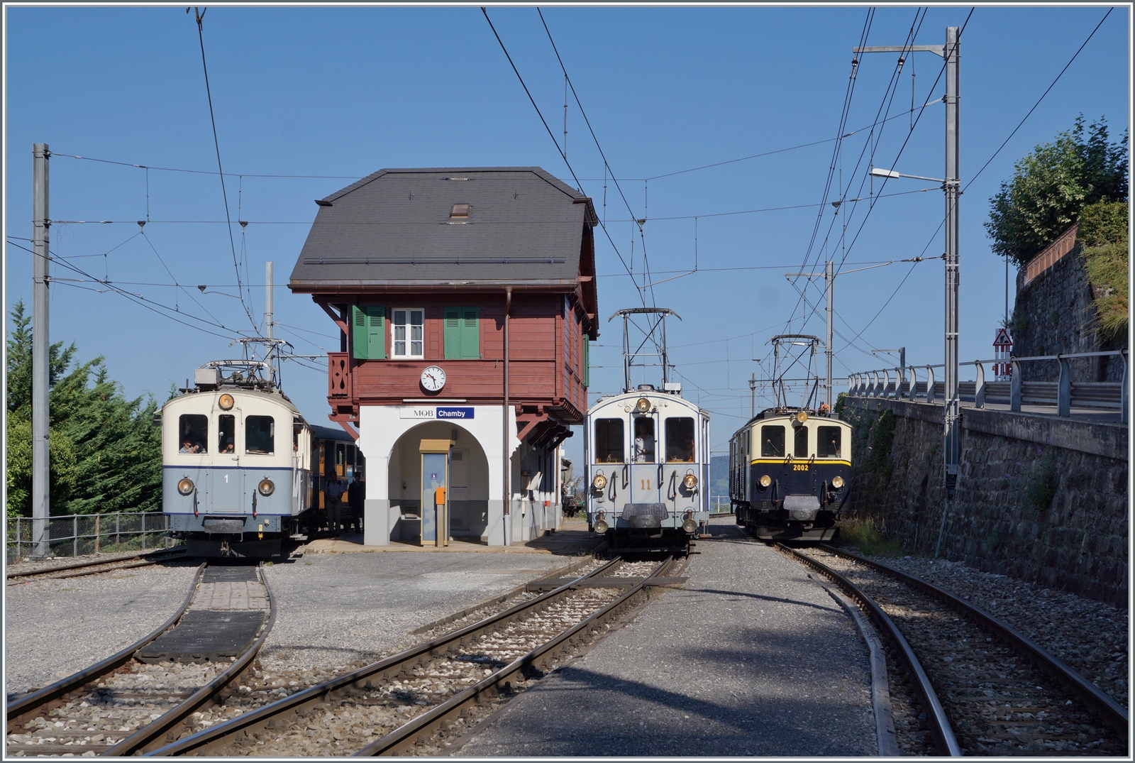  Le Chablais en fête  bei der Blonay Chamby Bahn. Die Eröffnung des ersten Teilstückes der Bex - Villars Bahn vor 125 Jahren, sowie die vor 80 Jahren erfolgte Fusion einiger Strecken im Chablais waren der Anlass zum diesjährigen Herbstfestivals  Le Chablais en fête. Als besondere Attraktion zeigt sich der ASD BCFe 4/4 N° 1  TransOrmonan  der TPC mit seinem B 35 als Gastfahrzeug. 

Eine grosse und bestens organisierte Überraschung gab es heute Morgen in Chamby: Das Bild zeigt den 1913 gebauten und 1940 umgebauten ASD BCFe 4/4 N° 1 auf der Fahrt von Blonay nach Chaulin (links im Bild) und die beiden MOB BCFe 4/4 N° 11 (Baujahr 1905) und DZe 6/6 2002 (Baujahr 1932), beide heute bei Blonay-Chamby Bahn, bei einer feinen Fahrzeugparade zwischen zwei MOB/MVR Zügen in Chamby. 

10. September 2023