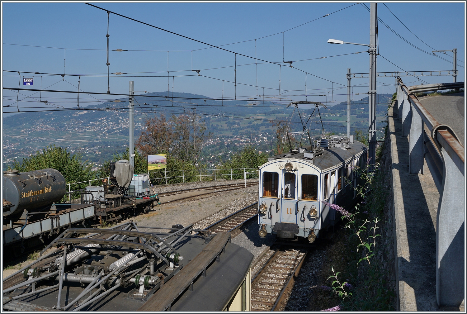  Le Chablais en fête  bei der Blonay Chamby Bahn. Die Eröffnung des ersten Teilstückes der Bex - Villars Bahn vor 125 Jahren, sowie die vor 80 Jahren erfolgte Fusion einiger Strecken im Chablais waren der Anlass zum diesjährigen Herbstfestivals  Le Chablais en fête. Nachdem Genuss der überraschenden Fahrzeugparade (siehe ID 824032) musste das Gleis in Chamby rasch für einen Planzug geräumt werden. hinter dem MOB DZe 6/6 2002  versteckt  sich zudem der MOB BCFE 4/4 N° 11 auf dem Ausweichgleis. 

10. September 2023