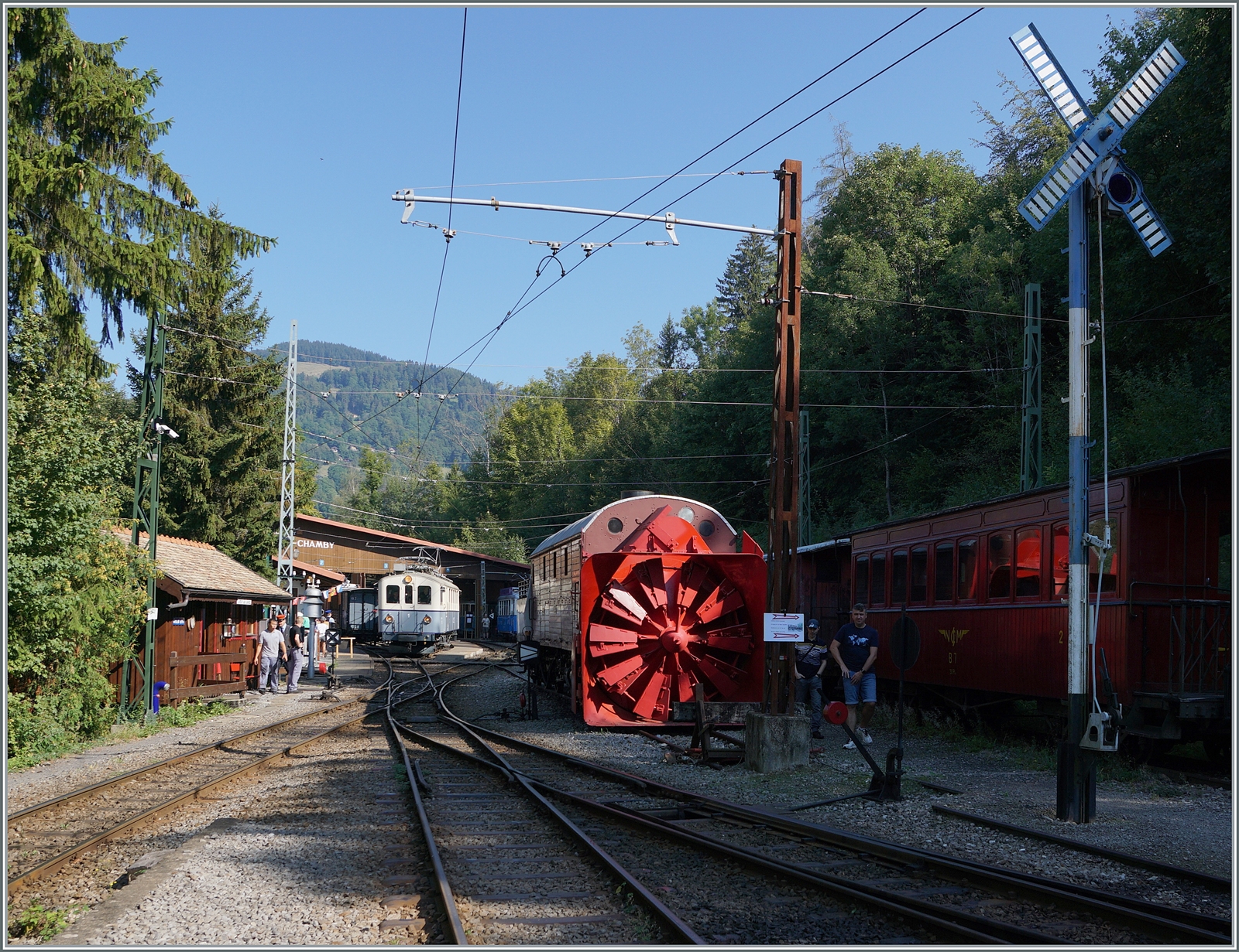 Le Chablais en f�te  bei der Blonay Chamby Bahn. Blick in den Museumsbahnhof der Blonay Chamby Bahn von Chaulin mit dem 1913 gebaute und 1940 umgebaute BCFe 4/4 N� 1 der ASD im Hintergrund und dem Rangier-Form-Signal rechts im Bild. Das Signal funktioniert und kann von den Besucher auch bet�tigt werden, ist aber f�r den Betriebsablauf bedeutungslos (im Gegensatz zu den Hippschen Wendescheinben in Blonay. 

9. September 2023