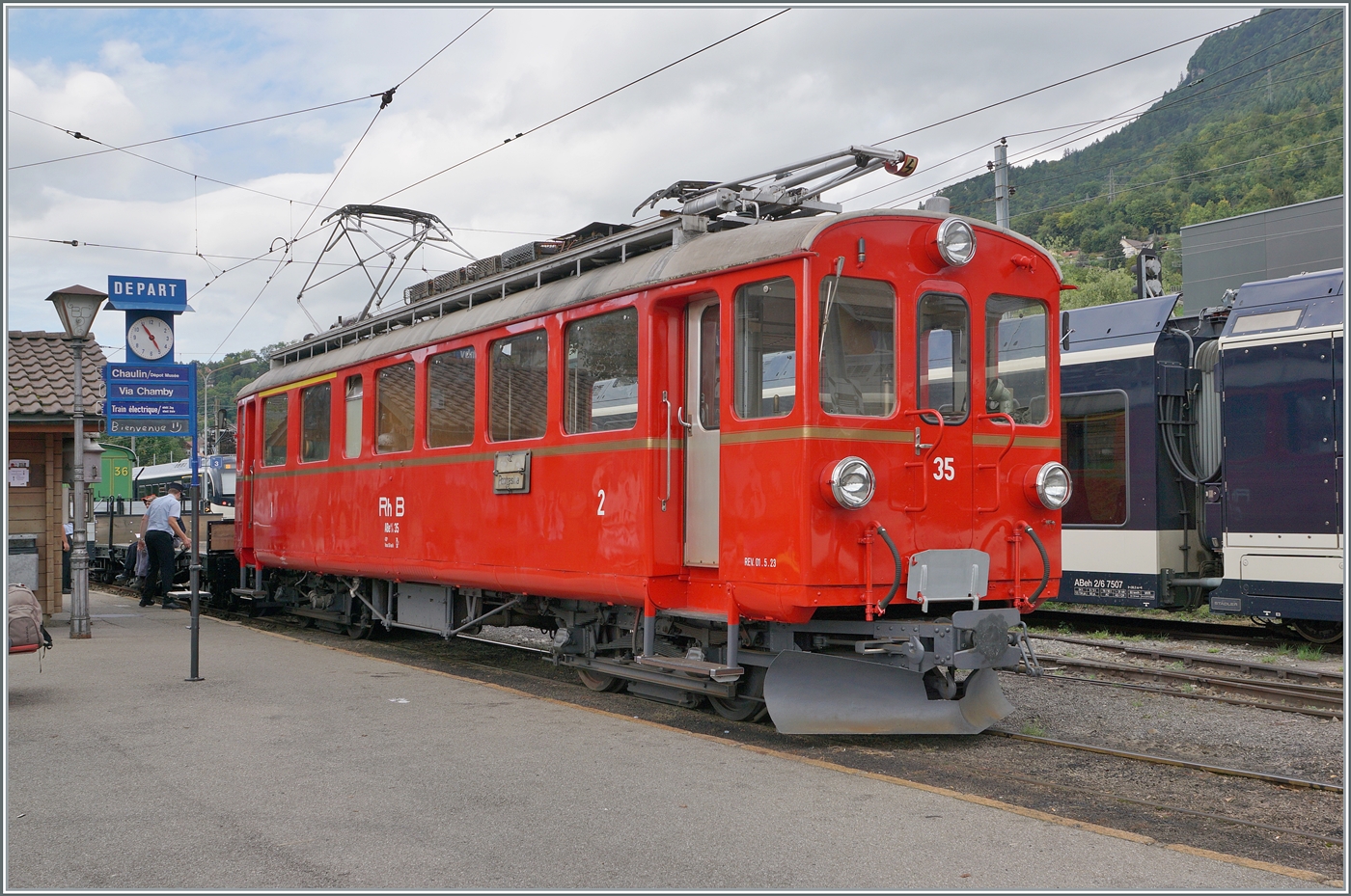 Les chemins de fer disparus - Die verschwundenen Bahnen (RhB Bellinzona -Mesoco 1907 - 2016) der RhB Bernina Bahn ABe 4/4 I 35 der Blonay Chamby Bahn rangiert mit seinem in Blonay angekommen GmP 3562. 

14. September 2025