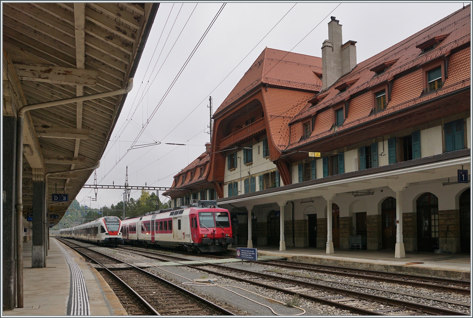 Letzte Aufnahmen des TRAVYS Domino RBDe 560 in Vallorbe bei der Abfahrt in Richtung Le Brassus. Mit der Aufnahme der direkten Züge von Aigle nach Le Brassus werden die beiden TRAVYS BDe 560 384-0 und 385-7 in den Besitz der SBB übergehen.

6. Aug. 2022