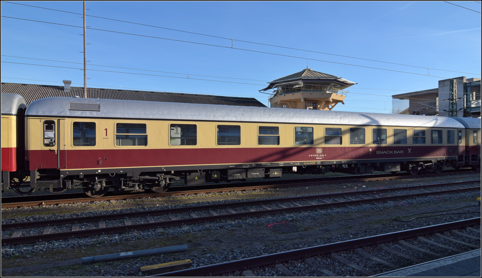 Mein erstes Konstanzer Date mit einer Blondine und ihrem Anhang.

Wagen 6 ist ein ARkimmbz 288.4, 61 80 85-94 404-8. Snack Bar ist angeschrieben, diese Wagen waren zuletzt als Bordbistro unterwegs. November 2025.